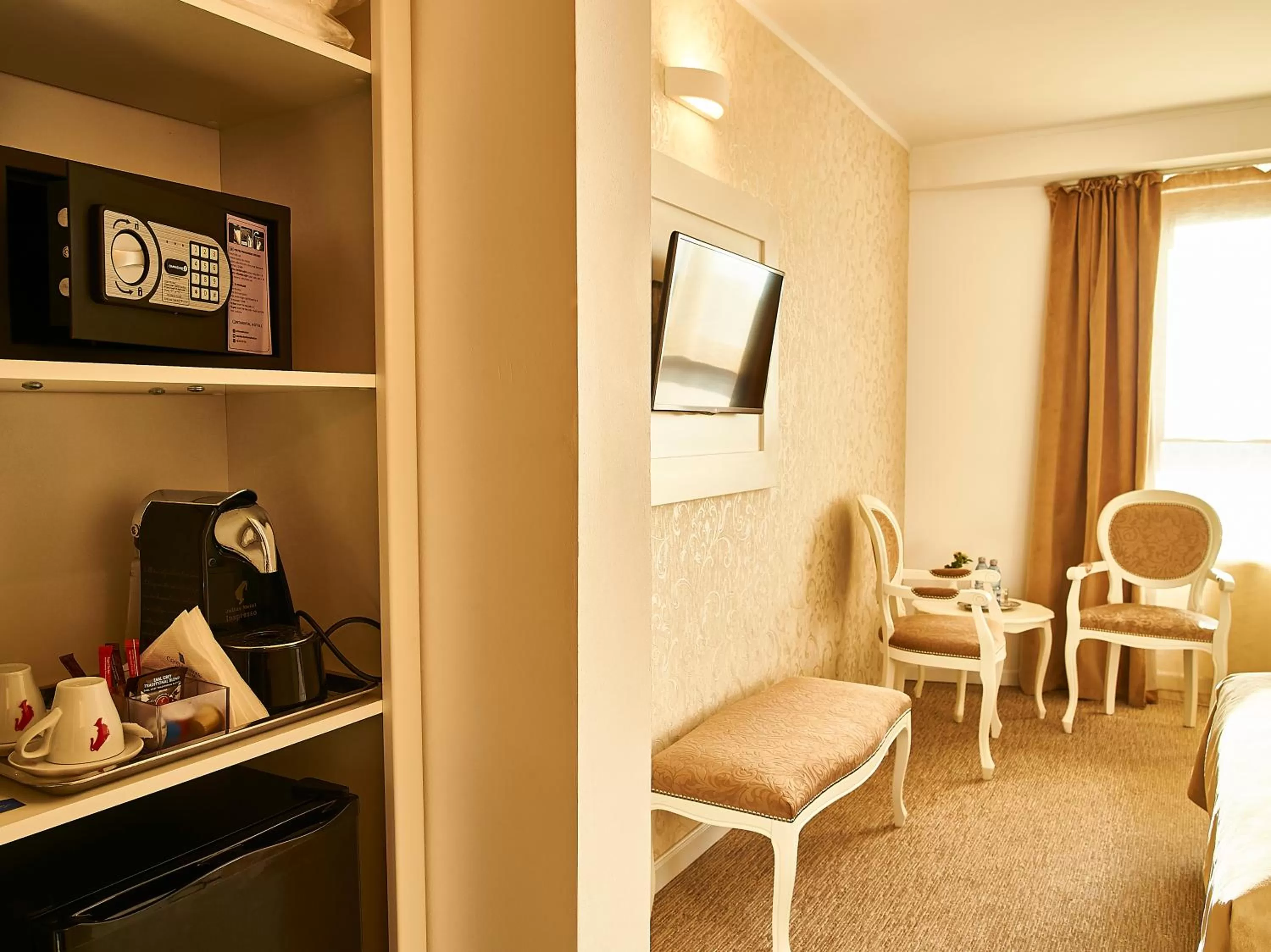 Coffee/tea facilities in Continental Forum Tirgu Mures