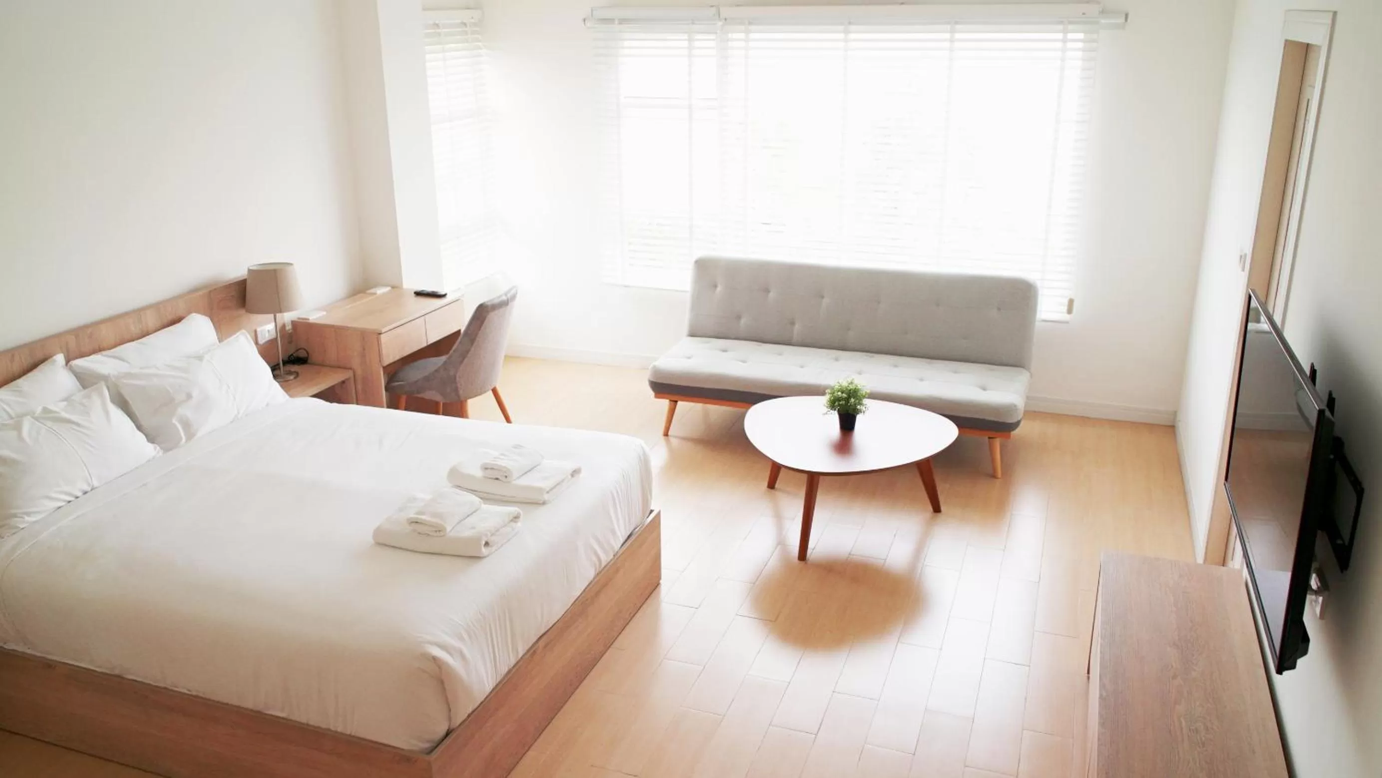 Photo of the whole room in The White Garden Premier Saraburi