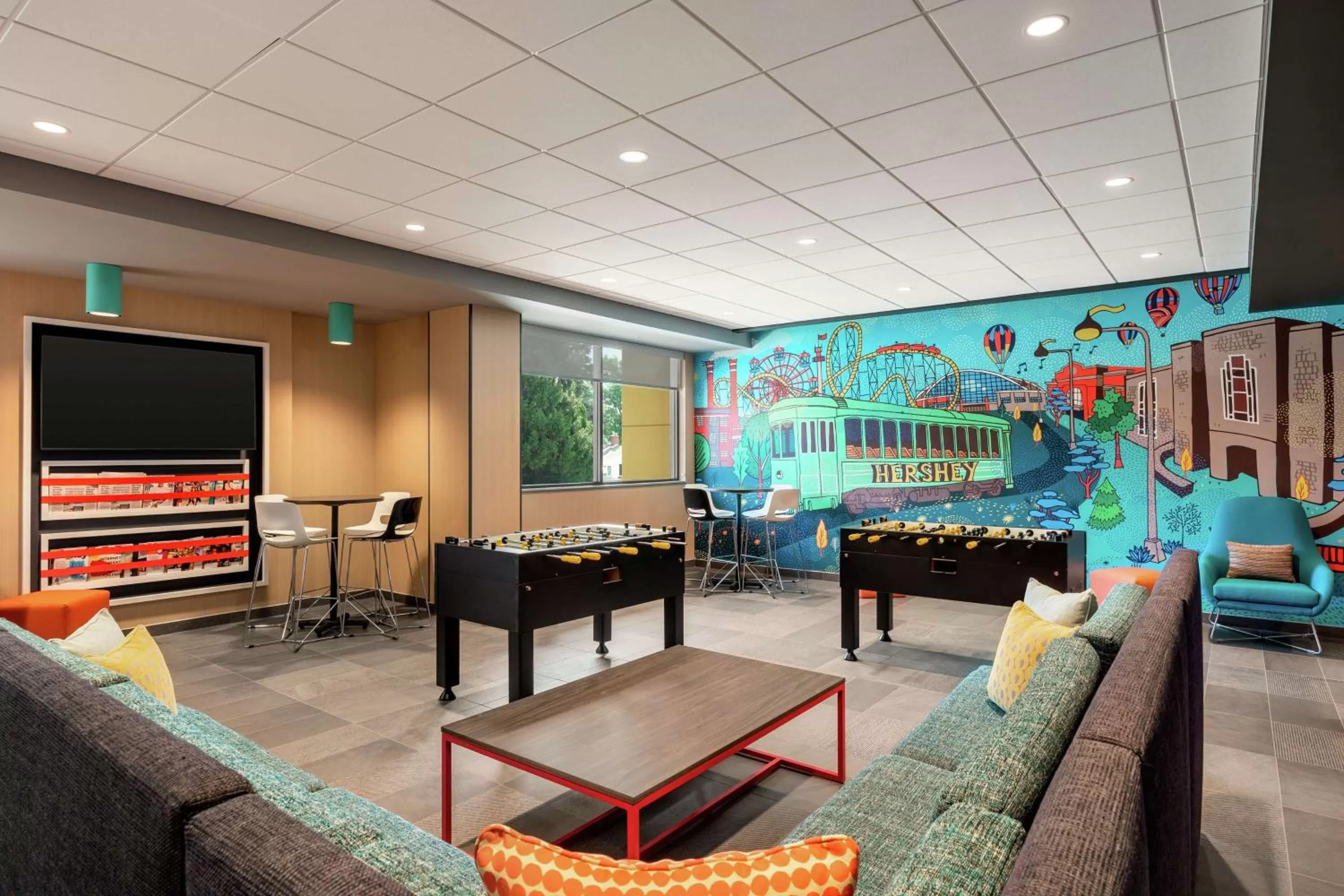 Communal lounge/ TV room in Tru By Hilton Hershey Chocolate Avenue