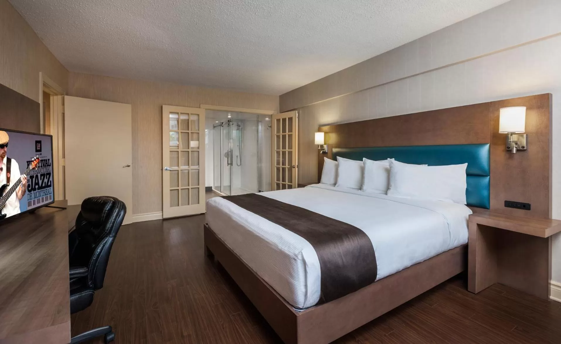 Bed in Hotel Espresso Montreal Centre-Ville / Downtown