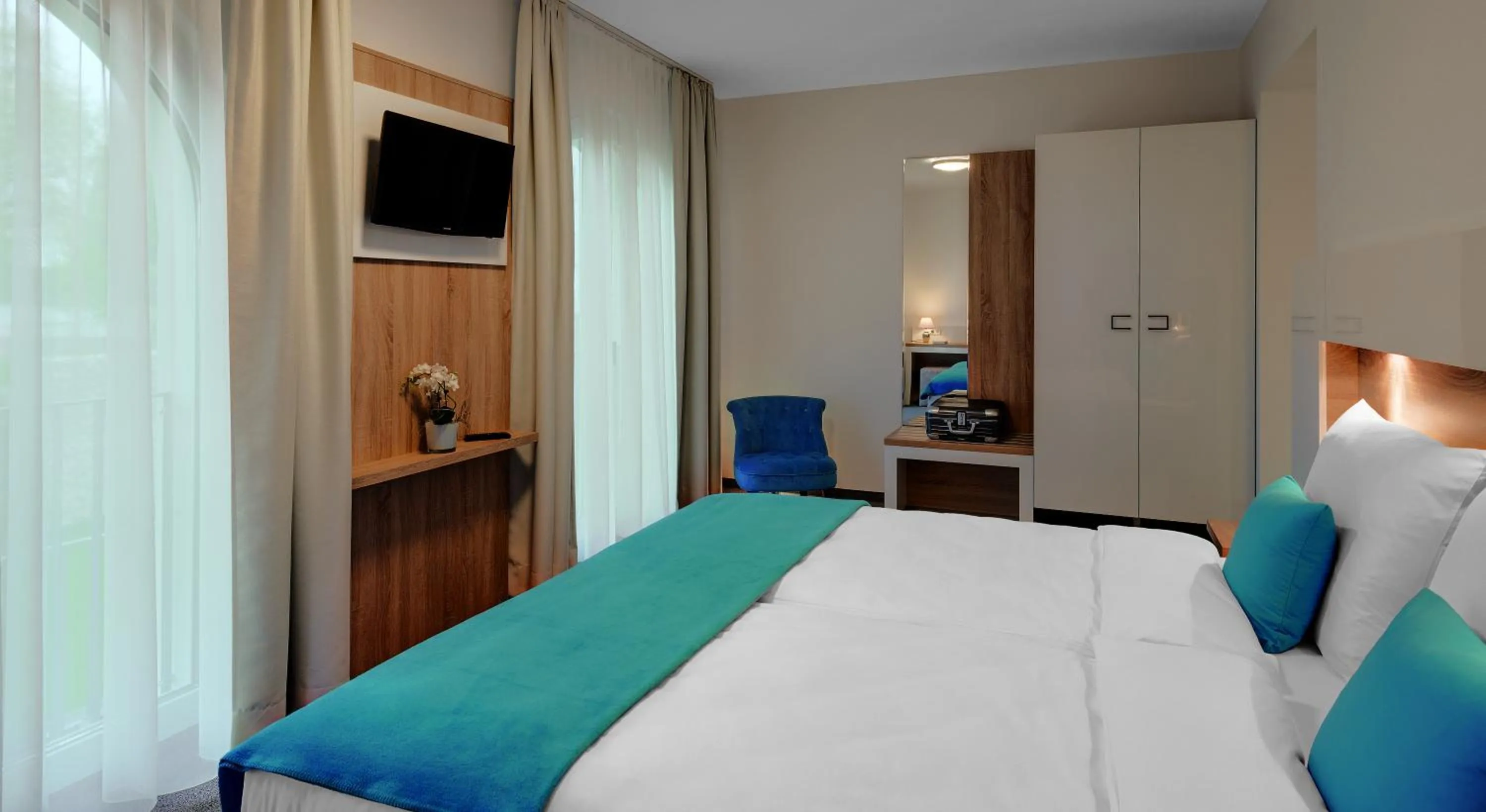 Photo of the whole room, Bed in Hotel und Pension Seereich