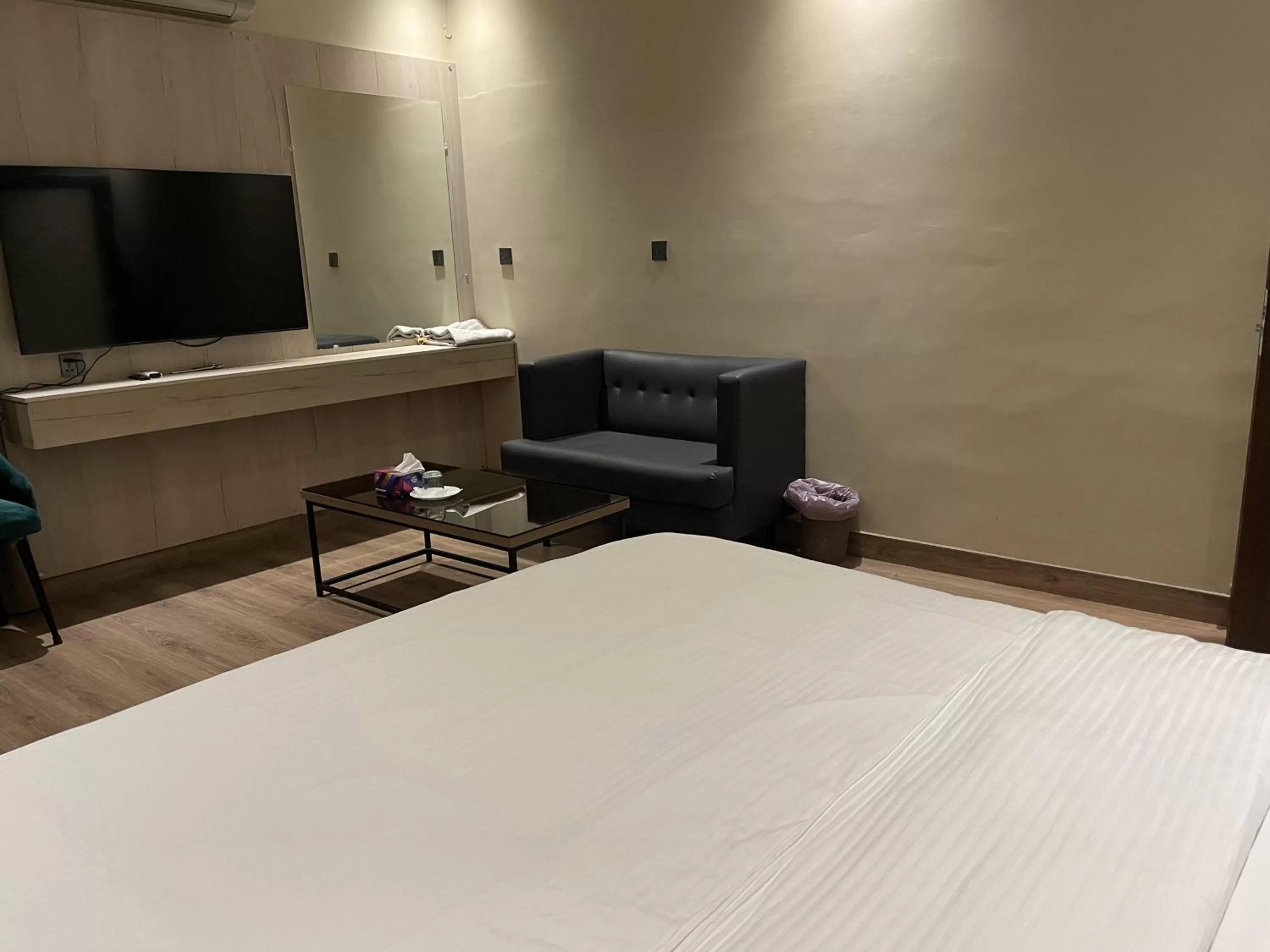 Communal lounge/ TV room, Bed in Hamsun Shahrah-e-Faisal