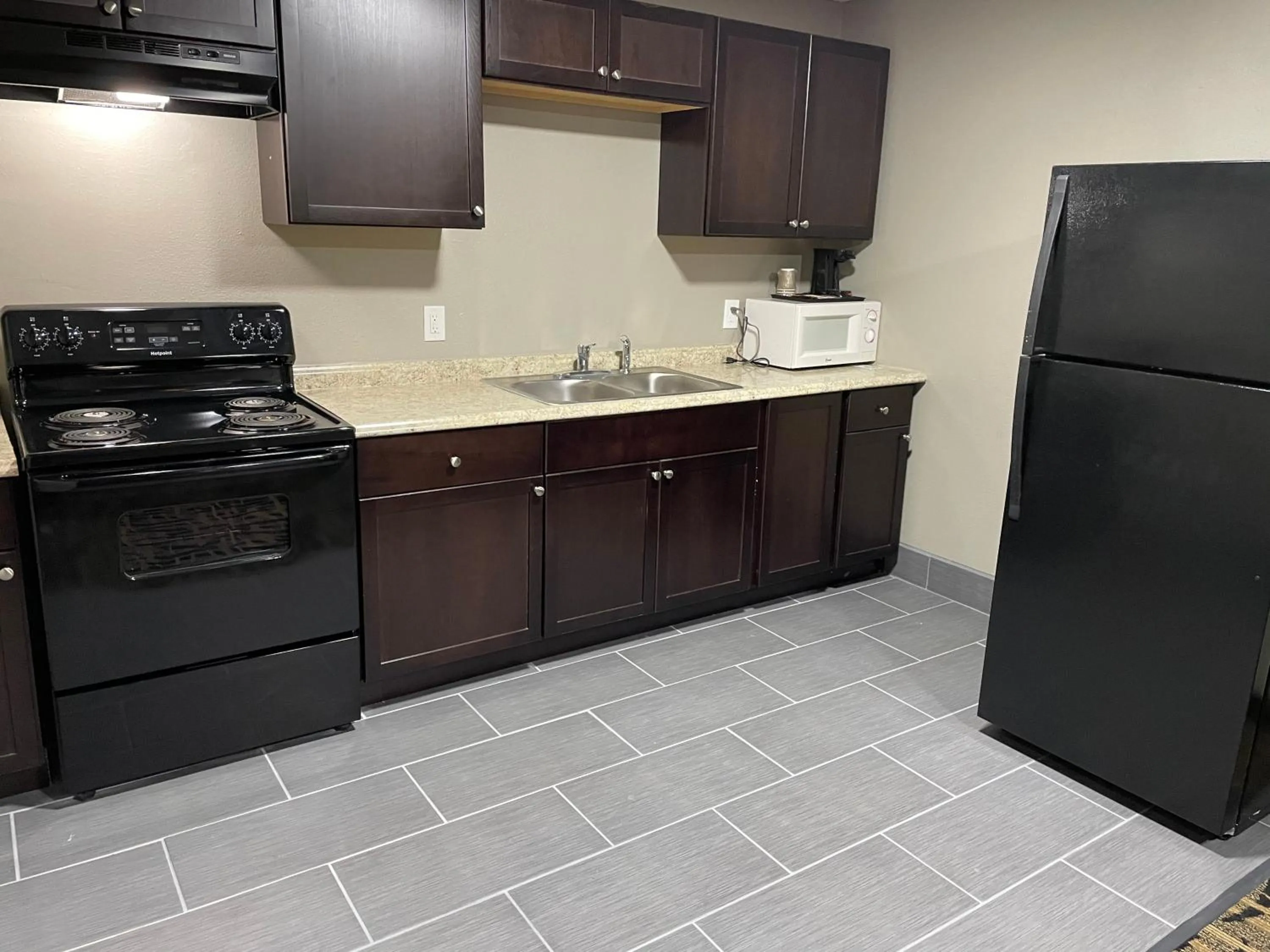 Kitchen/Kitchenette in Days Inn & Suites by Wyndham Collierville Germantown Area