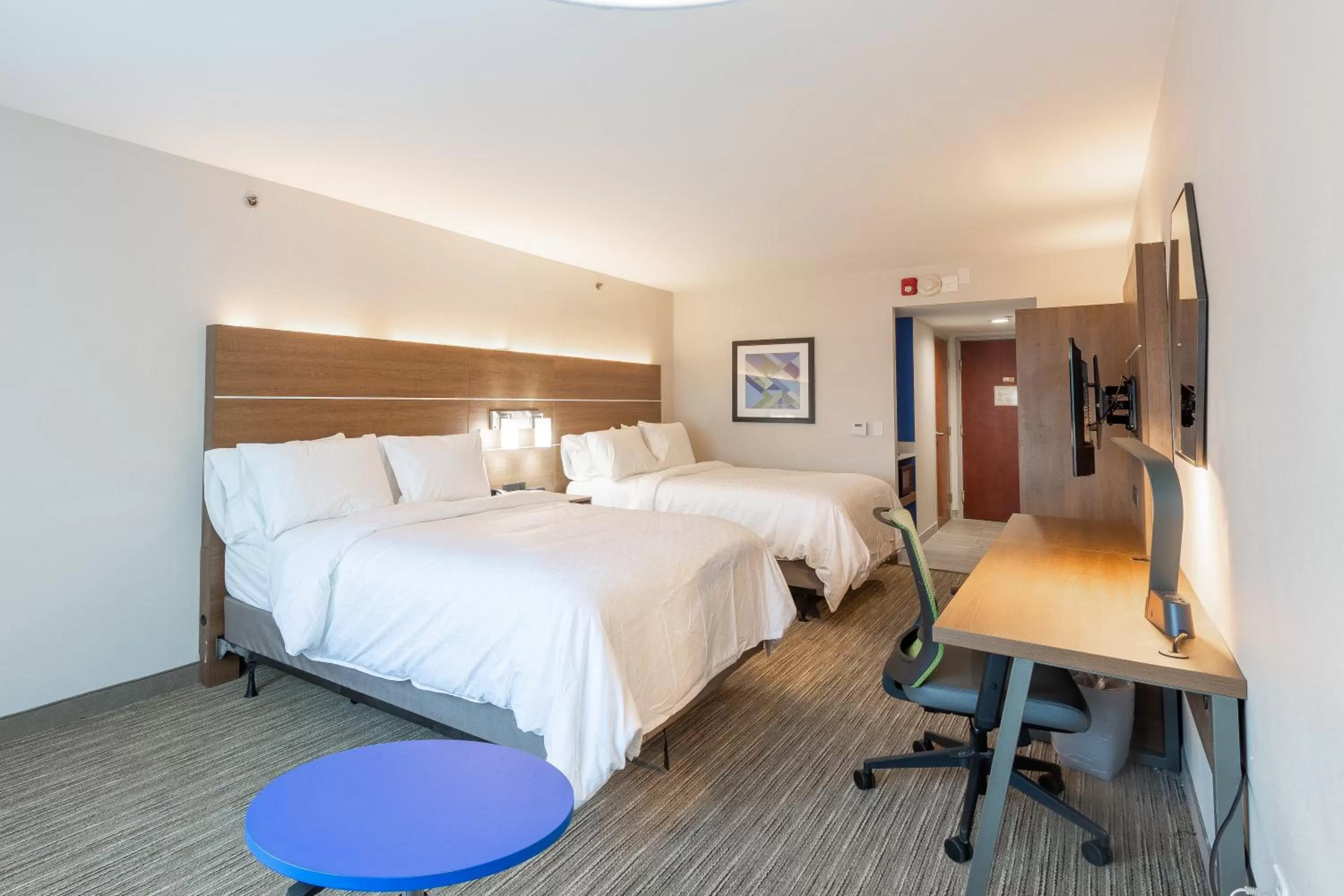 Bed in Holiday Inn Express & Suites Arlington North – Stadium Area by IHG