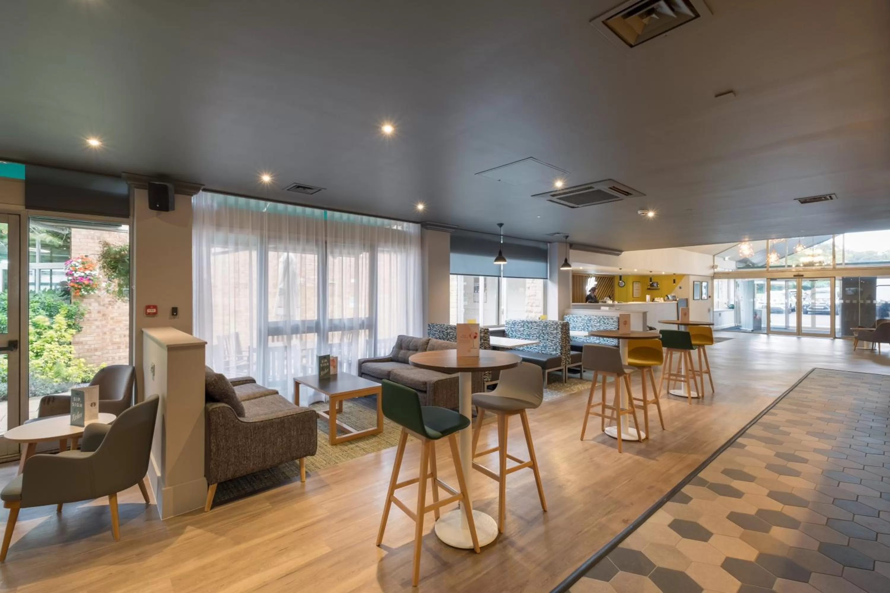 Lounge or bar in Holiday Inn Swindon by IHG