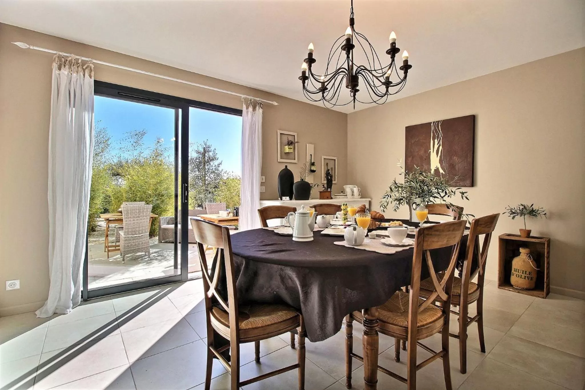 Dining area in La Villa Aux Oliviers