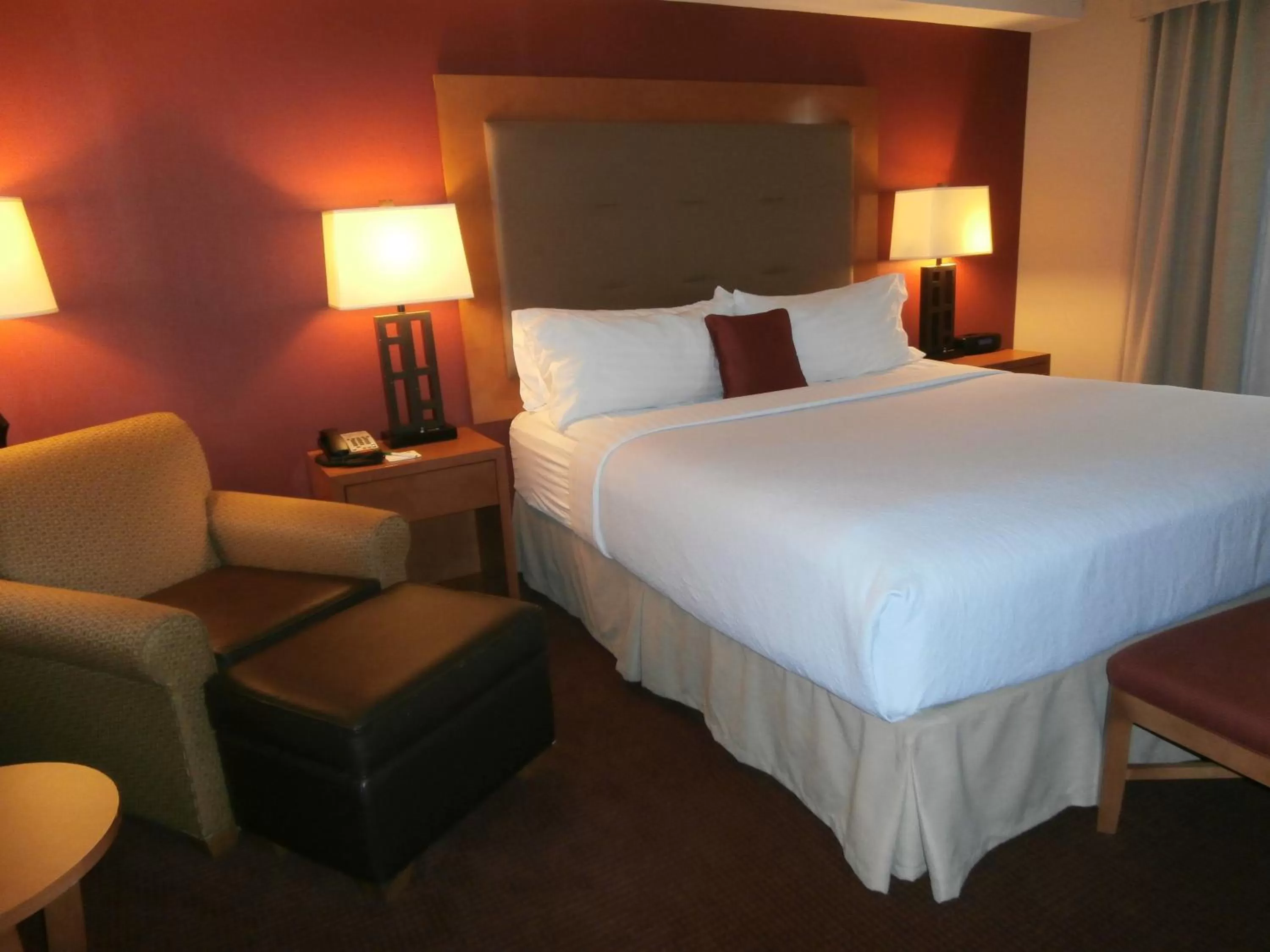 Photo of the whole room, Bed in Holiday Inn Oakland Airport by IHG