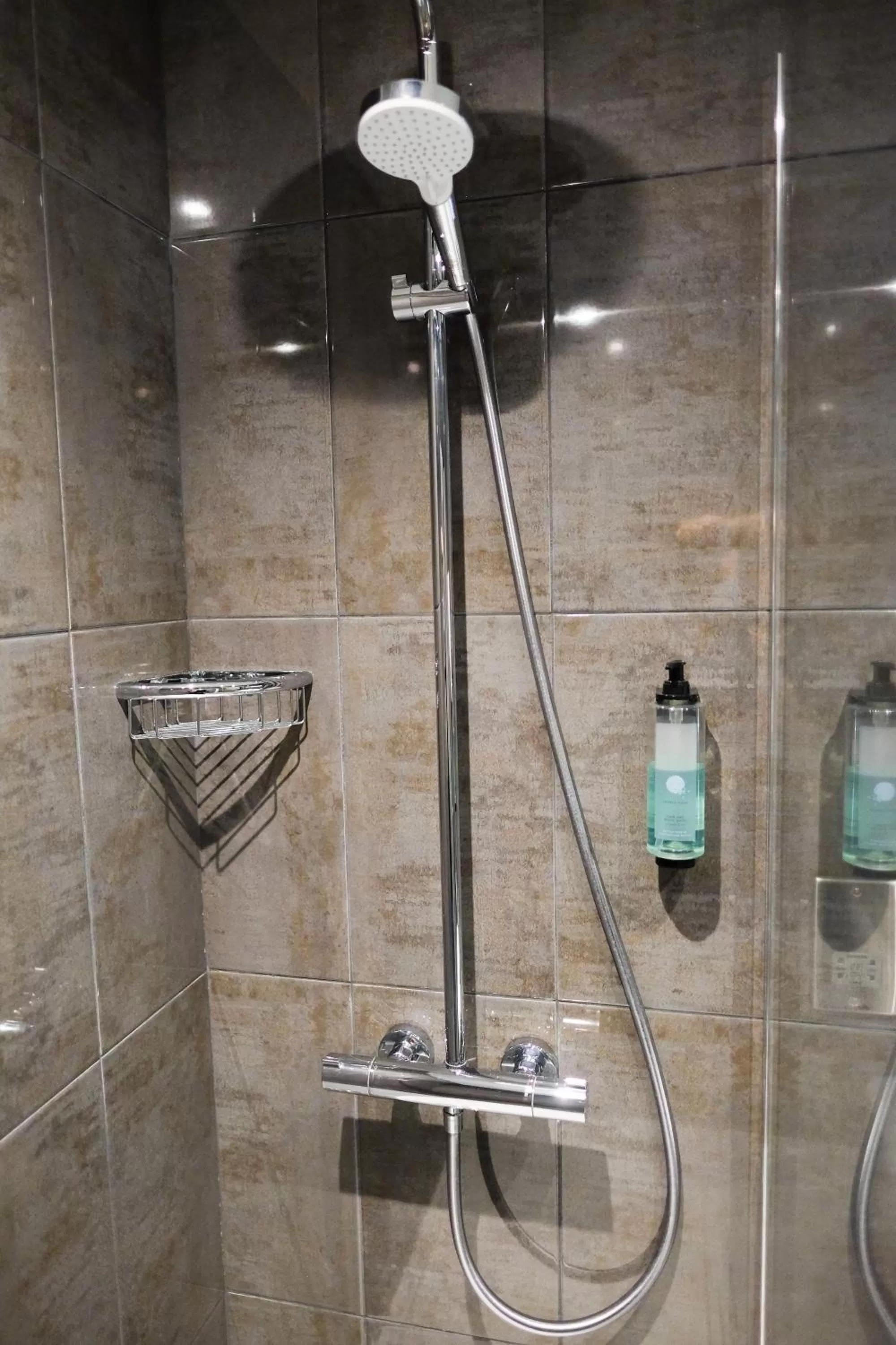 King Room with Roll-In Shower - Disability Access in Almondsbury Interchange Hotel