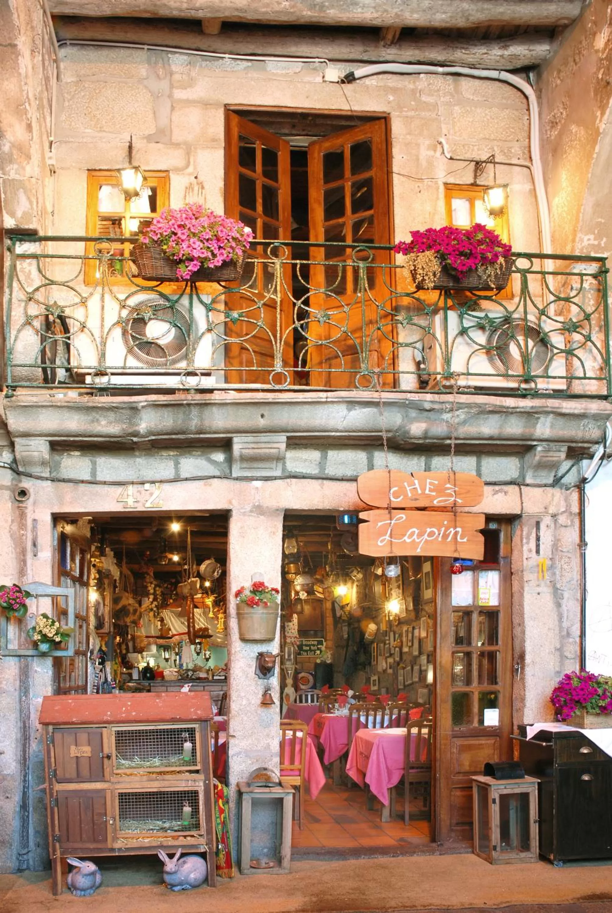 Restaurant/places to eat in Porto River