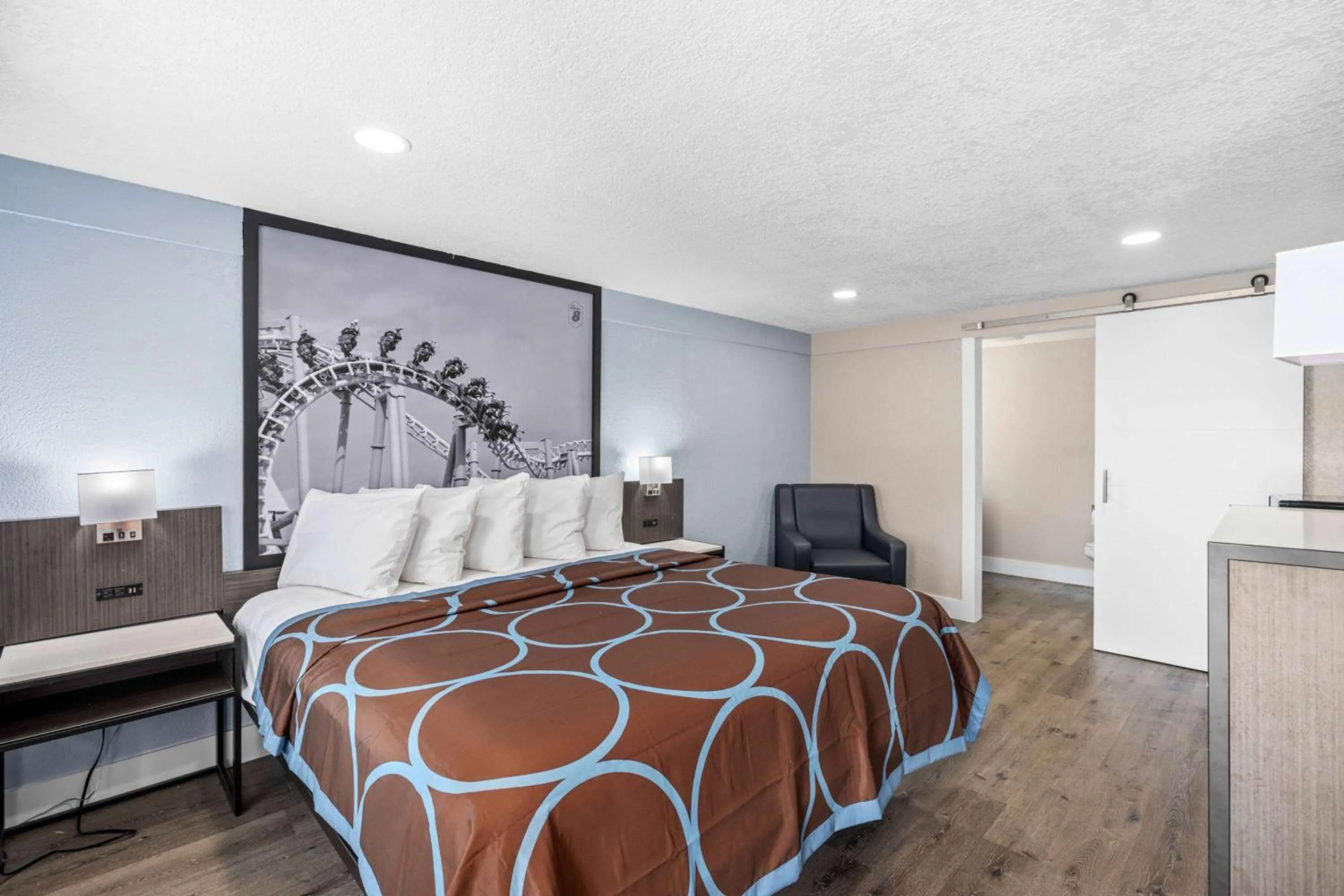 Photo of the whole room, Bed in Super 8 by Wyndham Kissimmee-Orlando