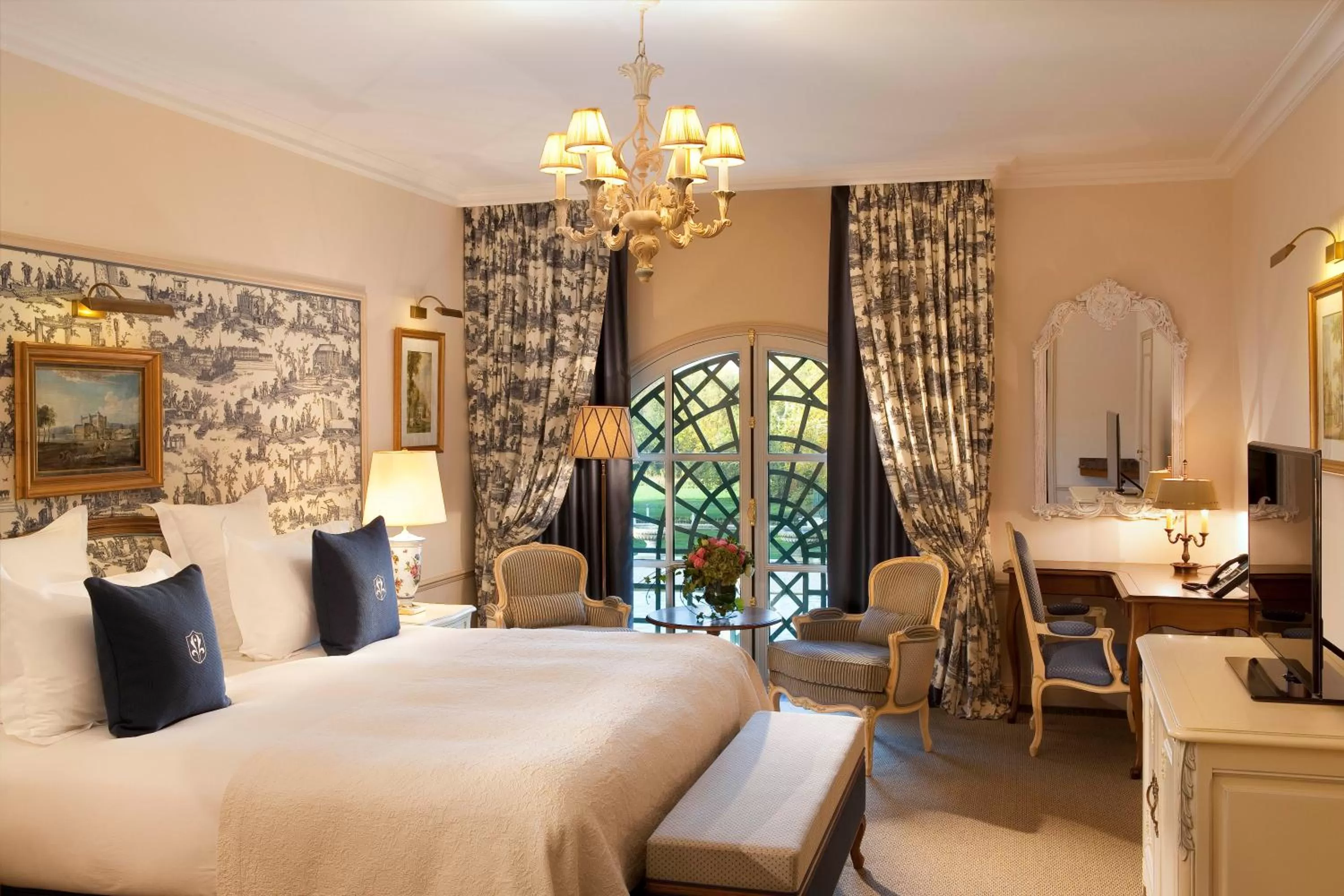 Photo of the whole room, Bed in Auberge du Jeu de Paume