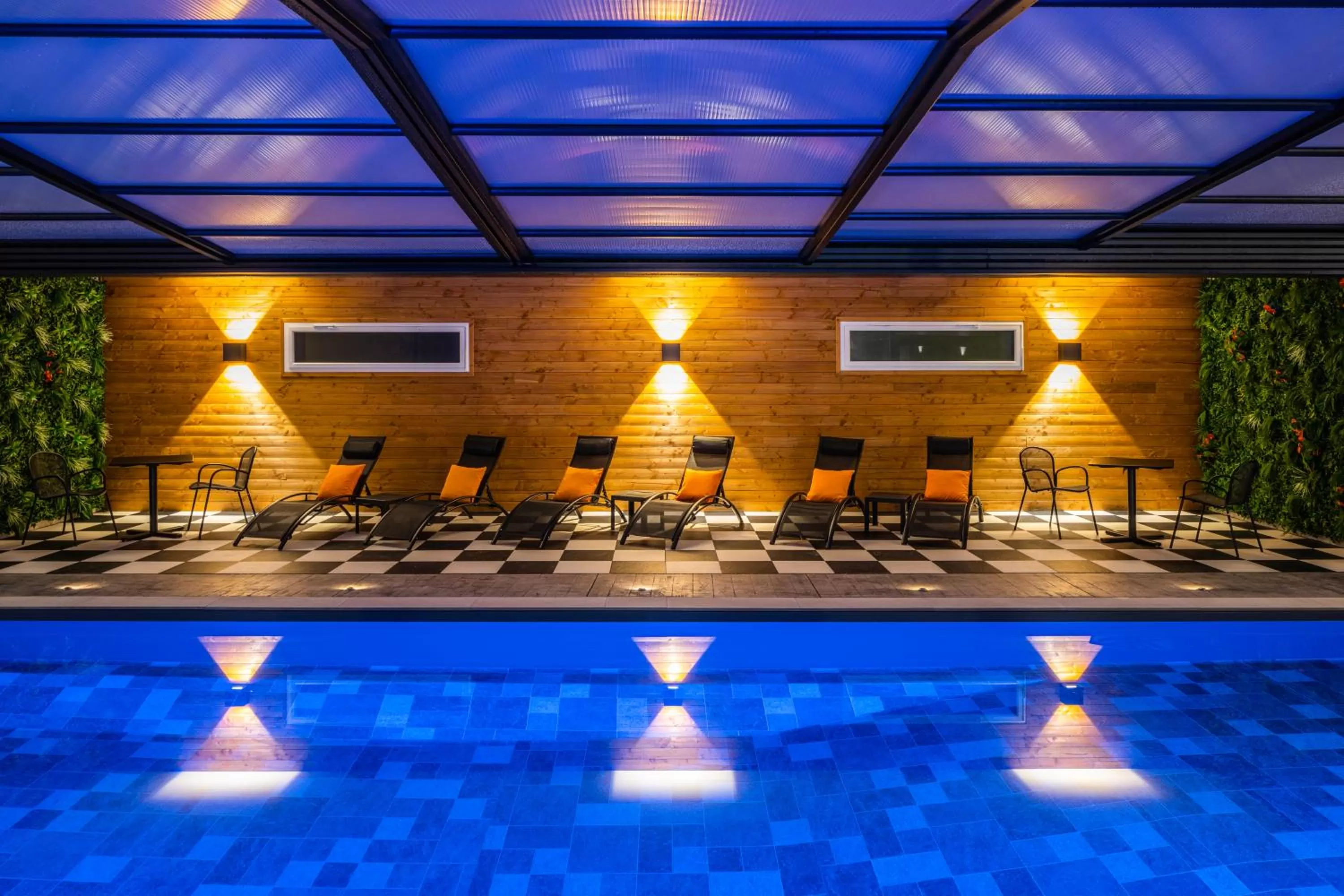 Swimming pool in ibis Saint-Nazaire - Trignac