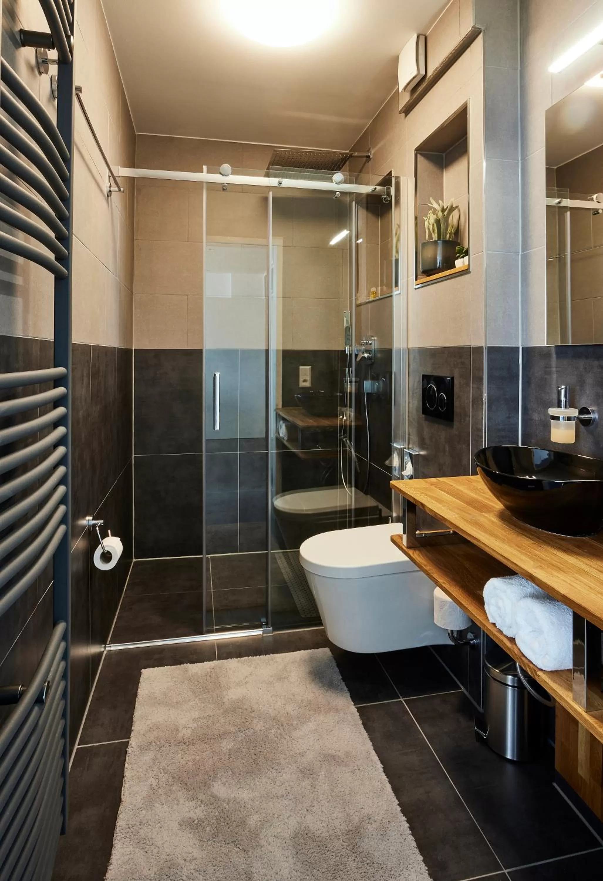 Shower in MARRAM Suitehotel