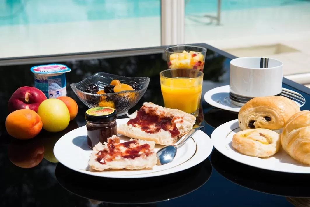 Breakfast in Citotel Hôtel Le Capricorne