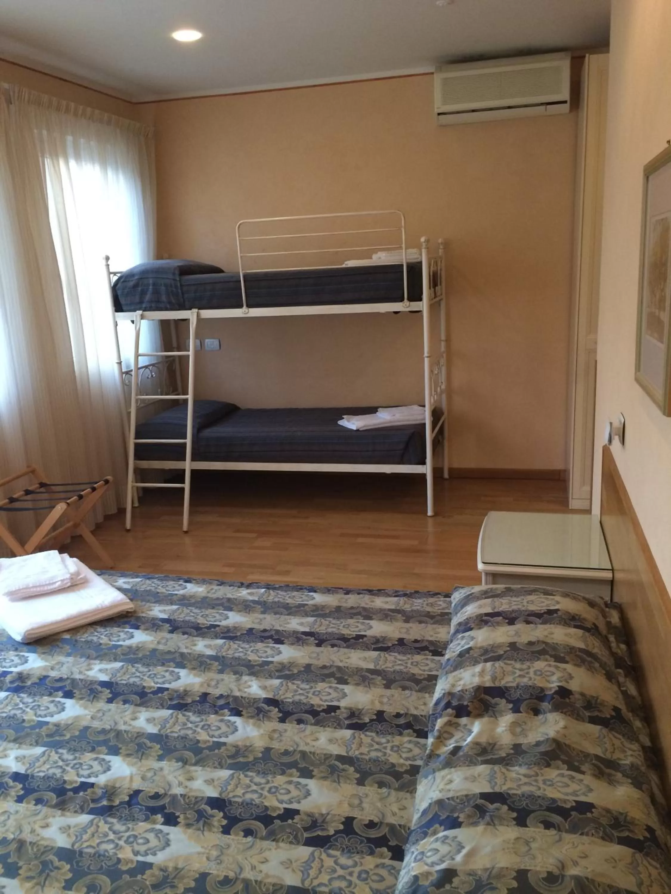 bunk bed, Bed in Hotel Concordia