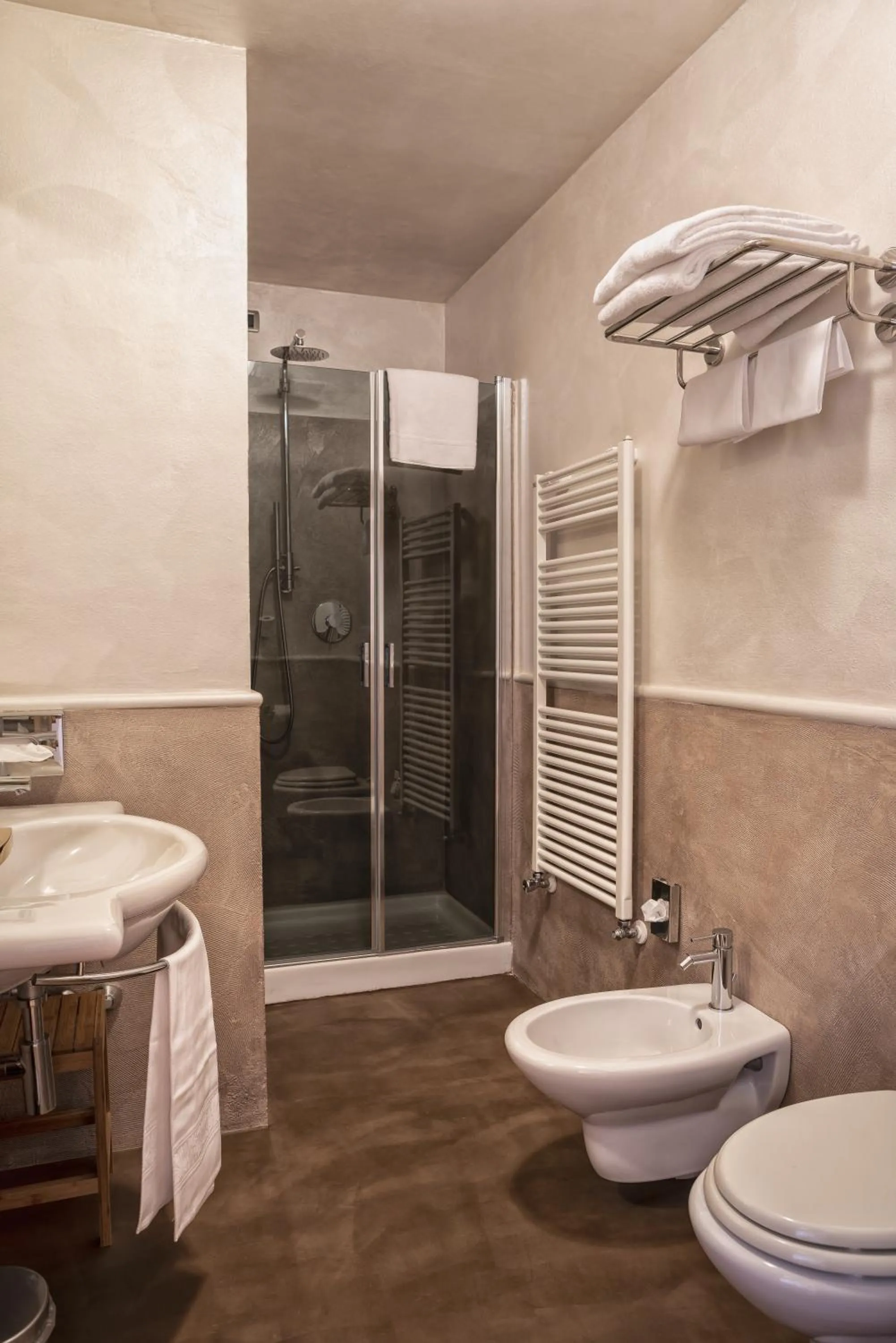 Shower in Solo Experience Hotel