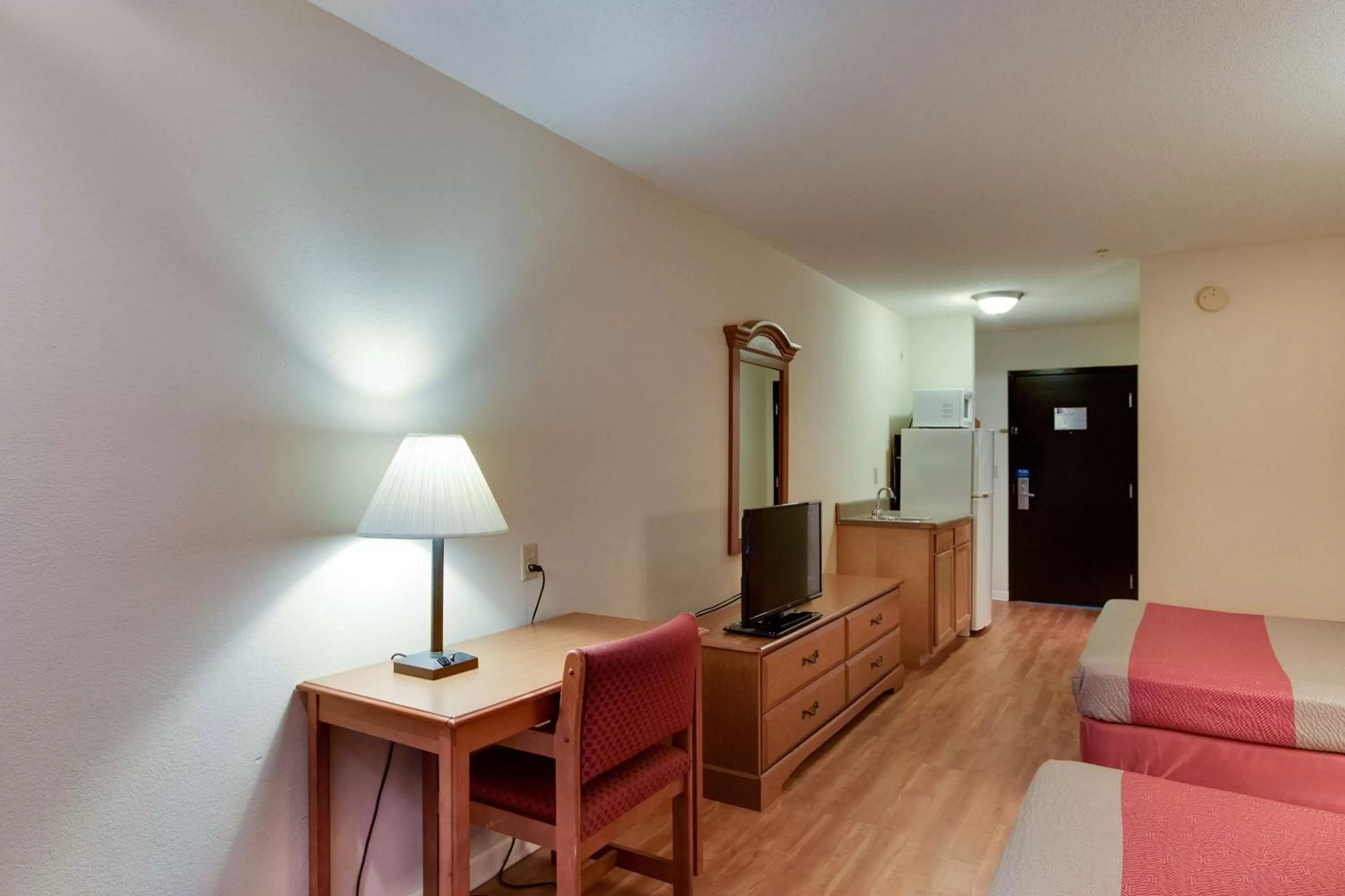 TV and multimedia in Motel 6-Hinesville, GA