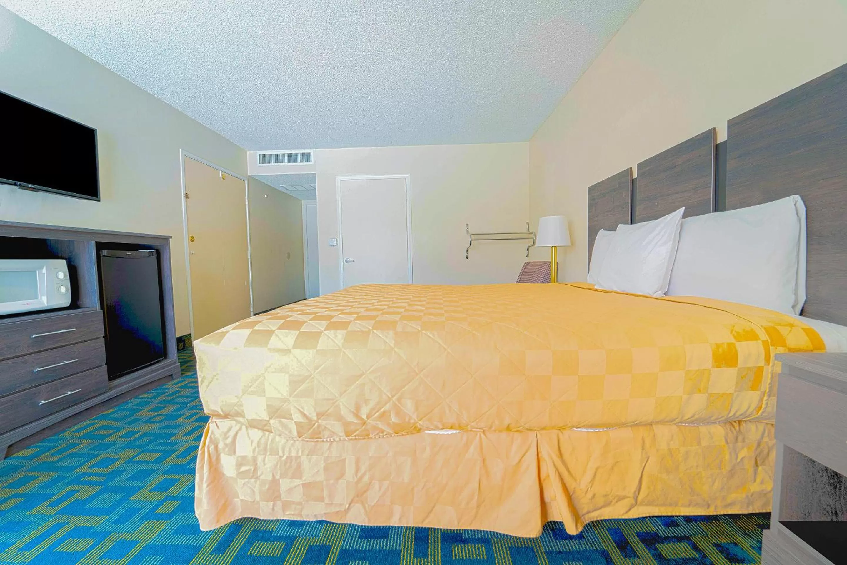 Bedroom, Bed in Royal Plaza Inn