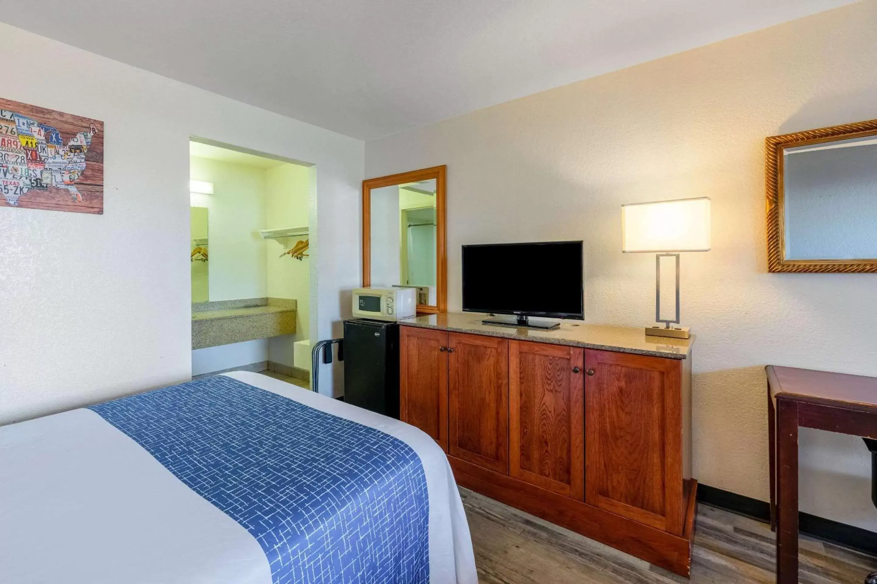 Queen Room with Two Queen Beds - Smoking in Econo Lodge Phoenix North I-17 Queen Room with Two Queen Beds - Smoking in Econo Lodge Phoenix North I-17