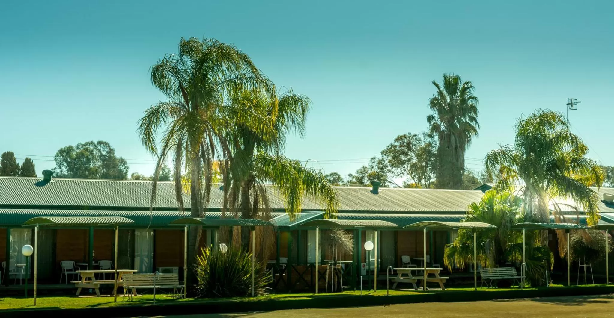 Property building in Deniliquin Country Club Motor Inn