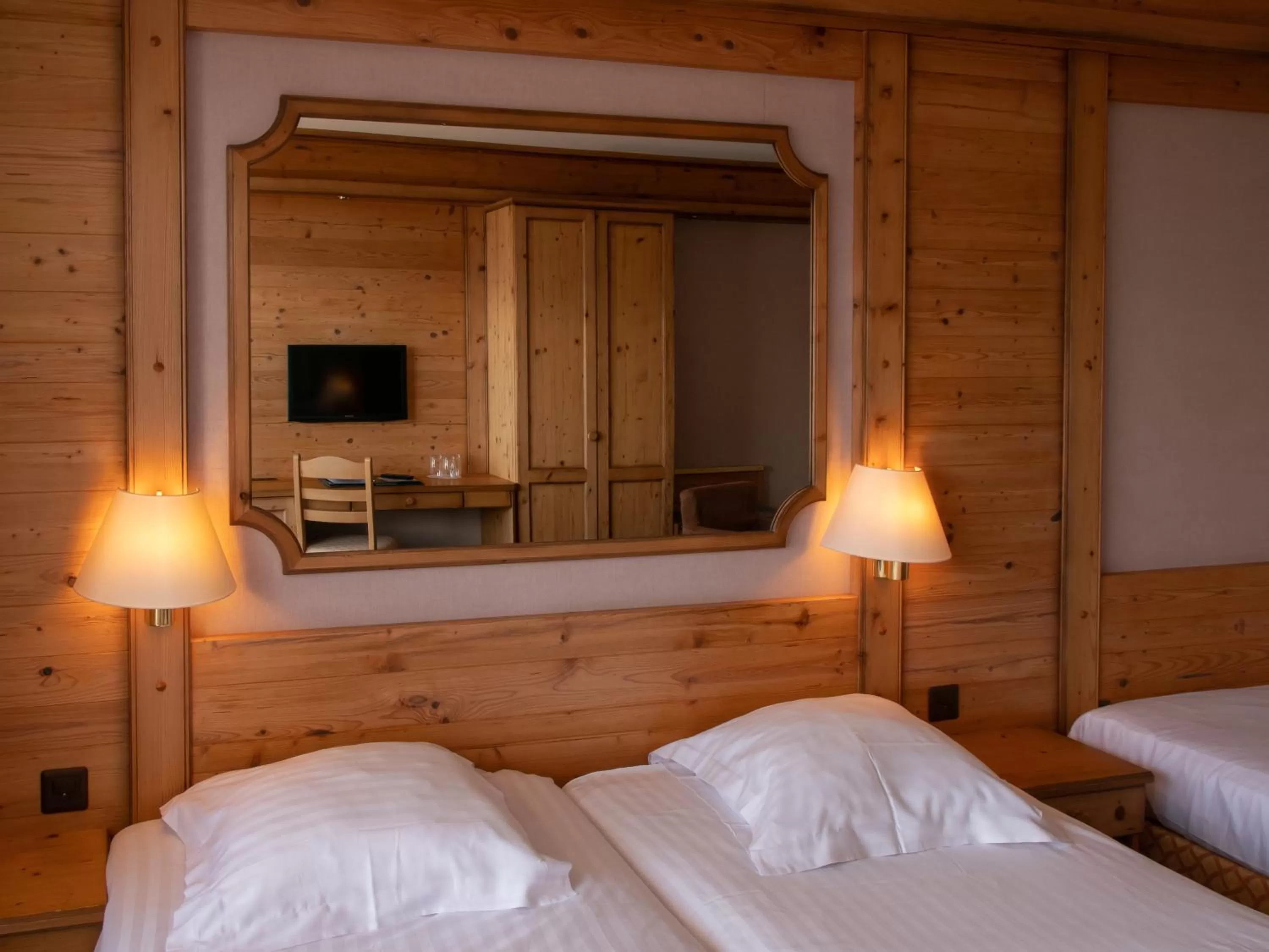 Bed in Hotel-Restaurant Le Mont Paisible, Crans-Montana