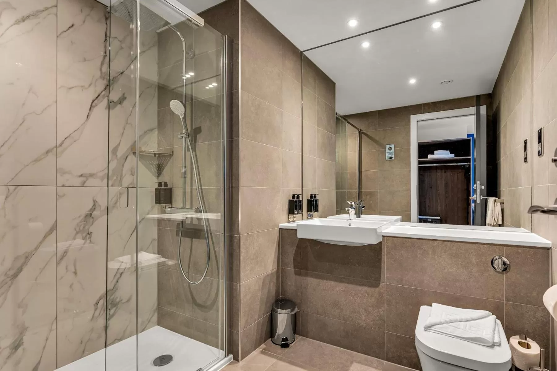 Bathroom in Roomzzz Edinburgh