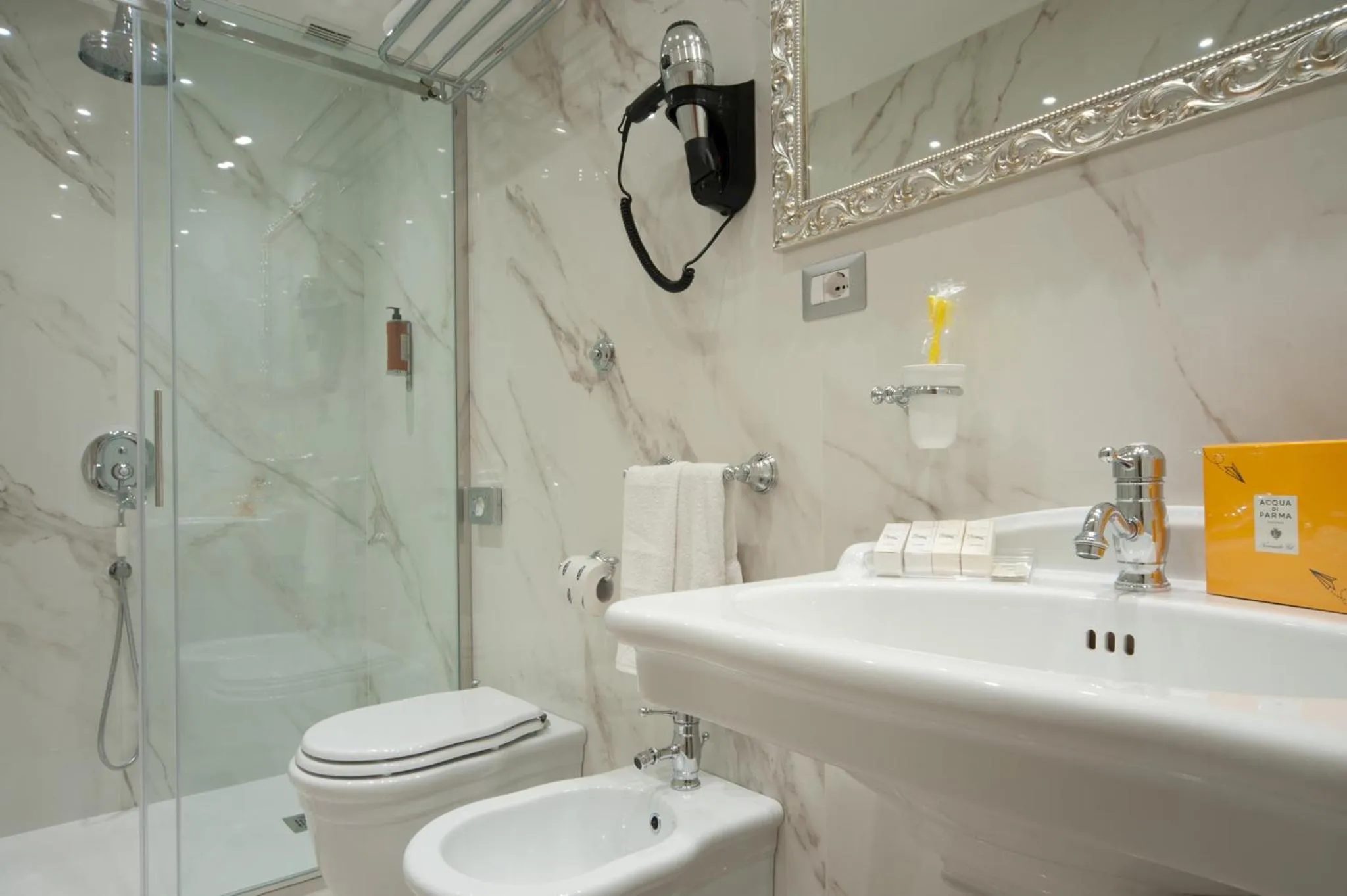 Toilet in Maison Tritone