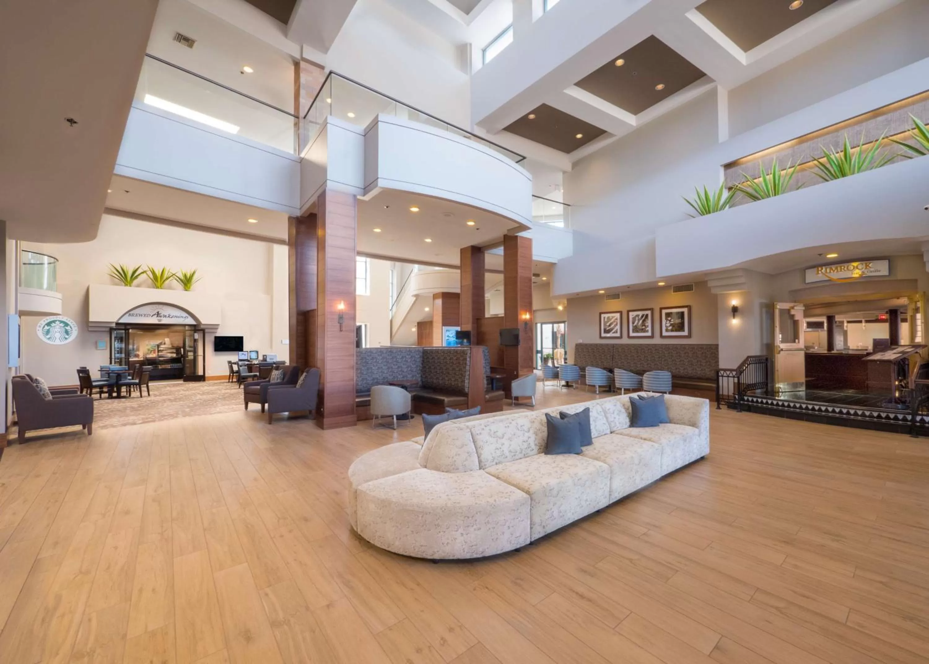 Lobby or reception in Hilton Phoenix Airport