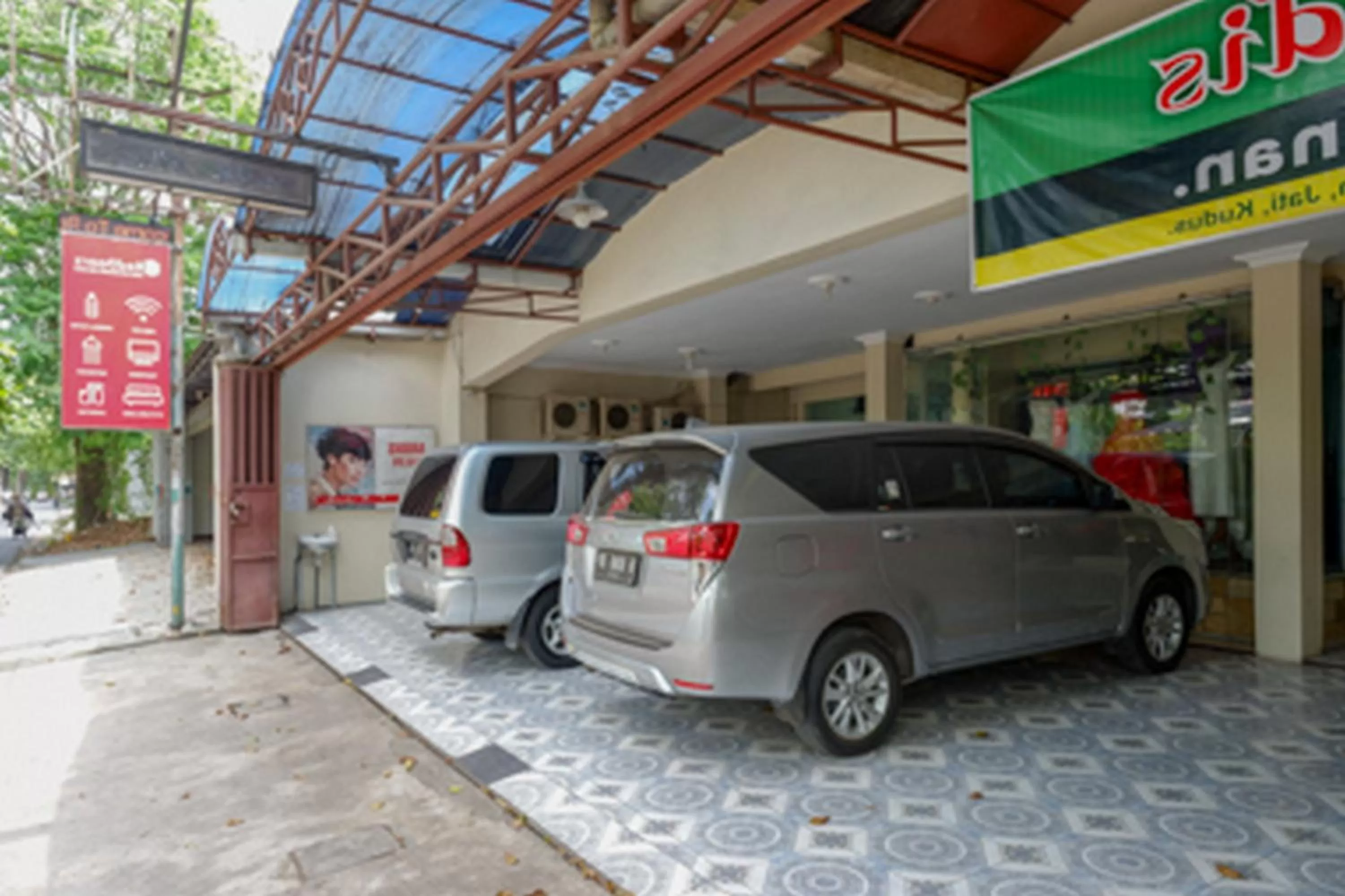 Facade/entrance in RedDoorz near RSUD Kudus