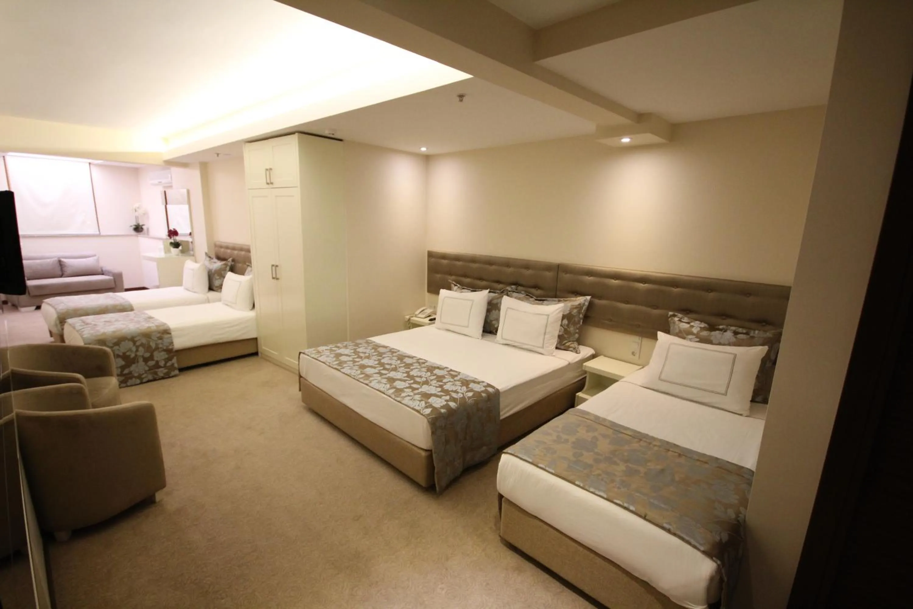 Photo of the whole room, Bed in Grand Washington Hotel