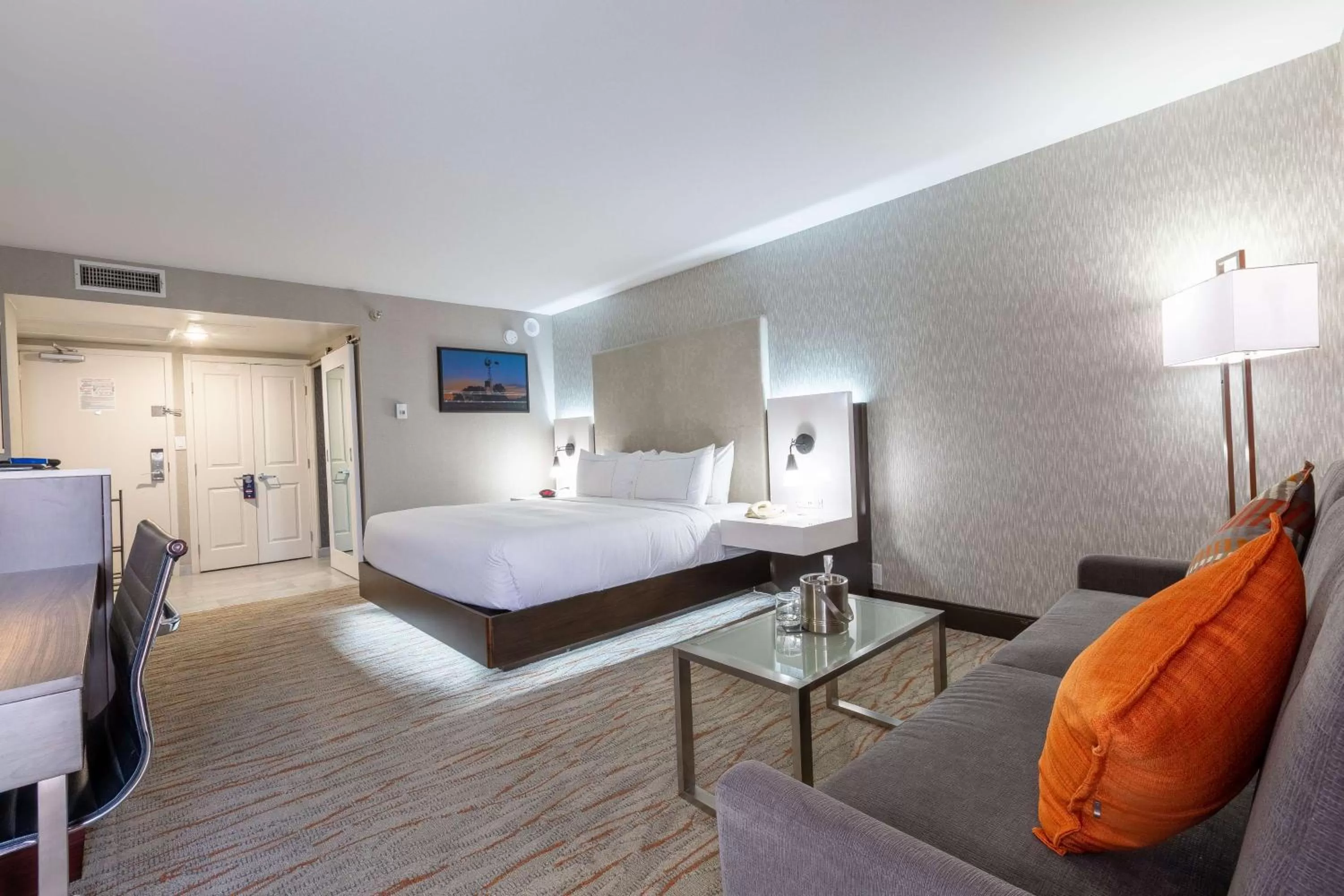 Living room, Bed in DoubleTree by Hilton Dallas/Richardson
