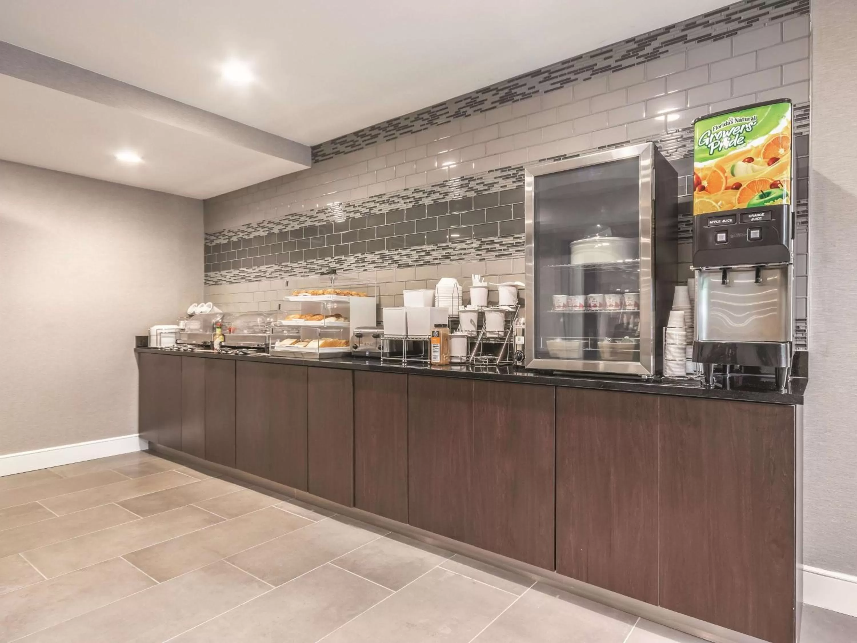 Restaurant/places to eat in La Quinta by Wyndham Hartford Bradley Airport