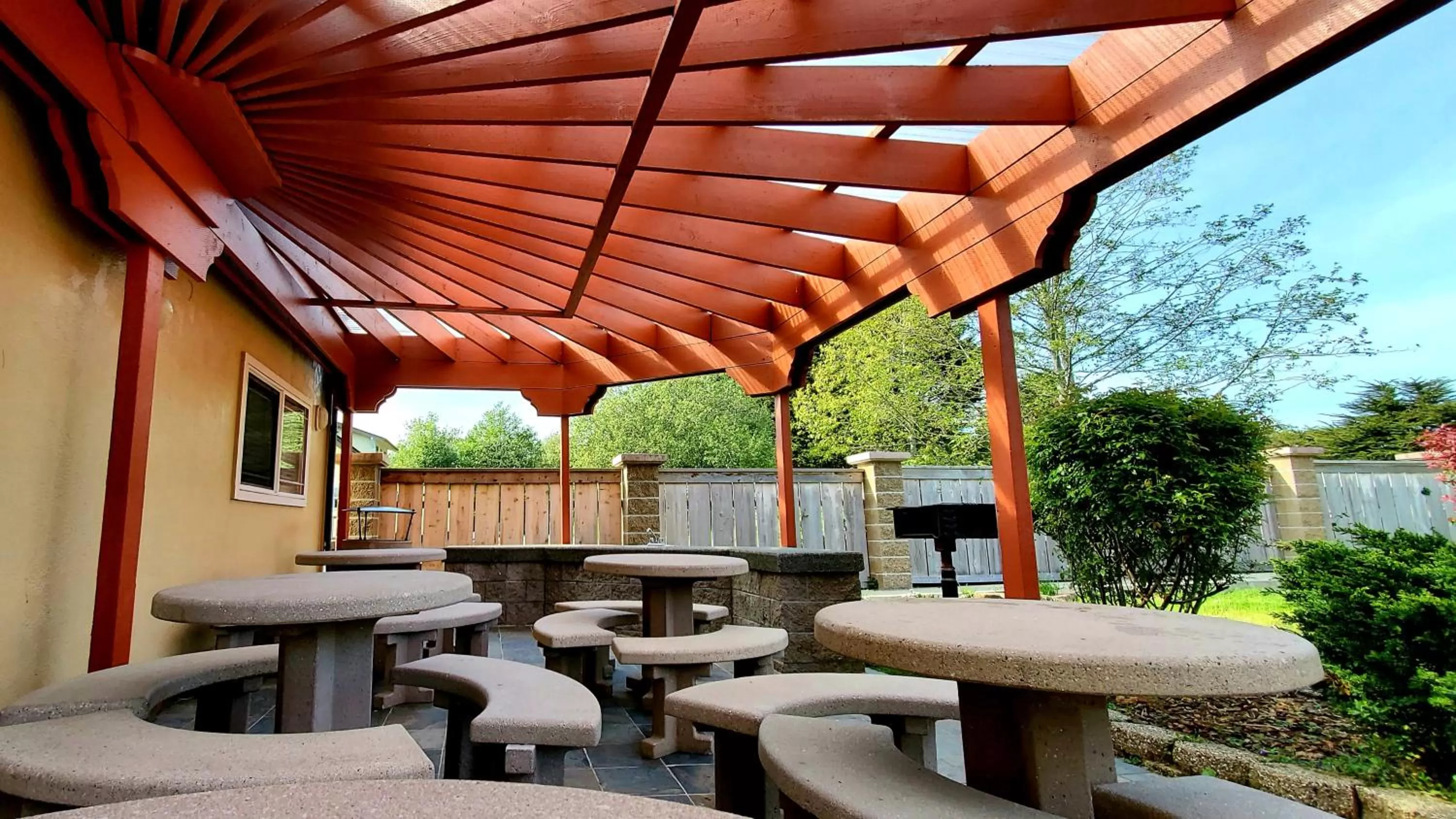 Patio in Best Western Plus Northwoods Inn