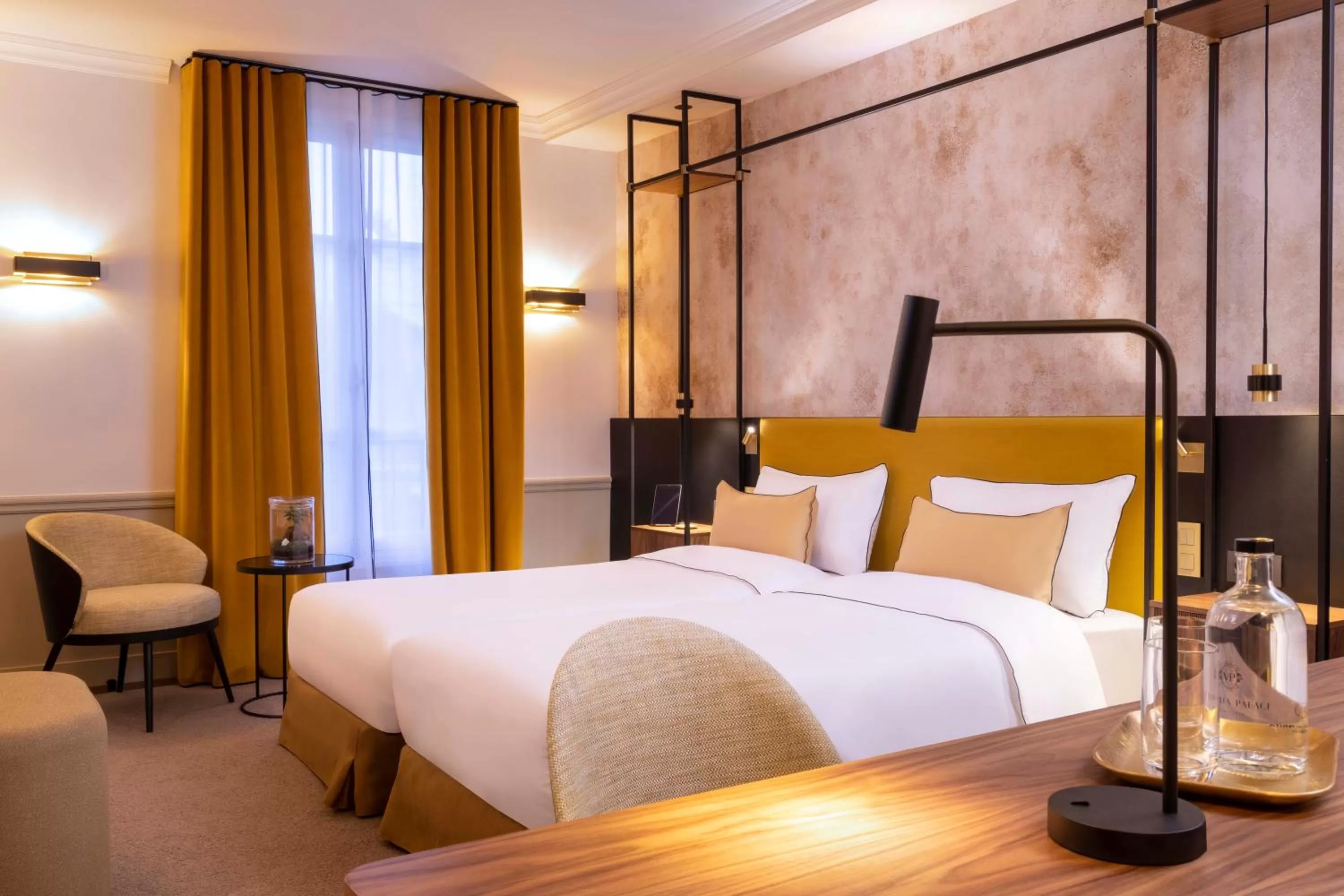 Photo of the whole room, Bed in Victoria Palace Hotel