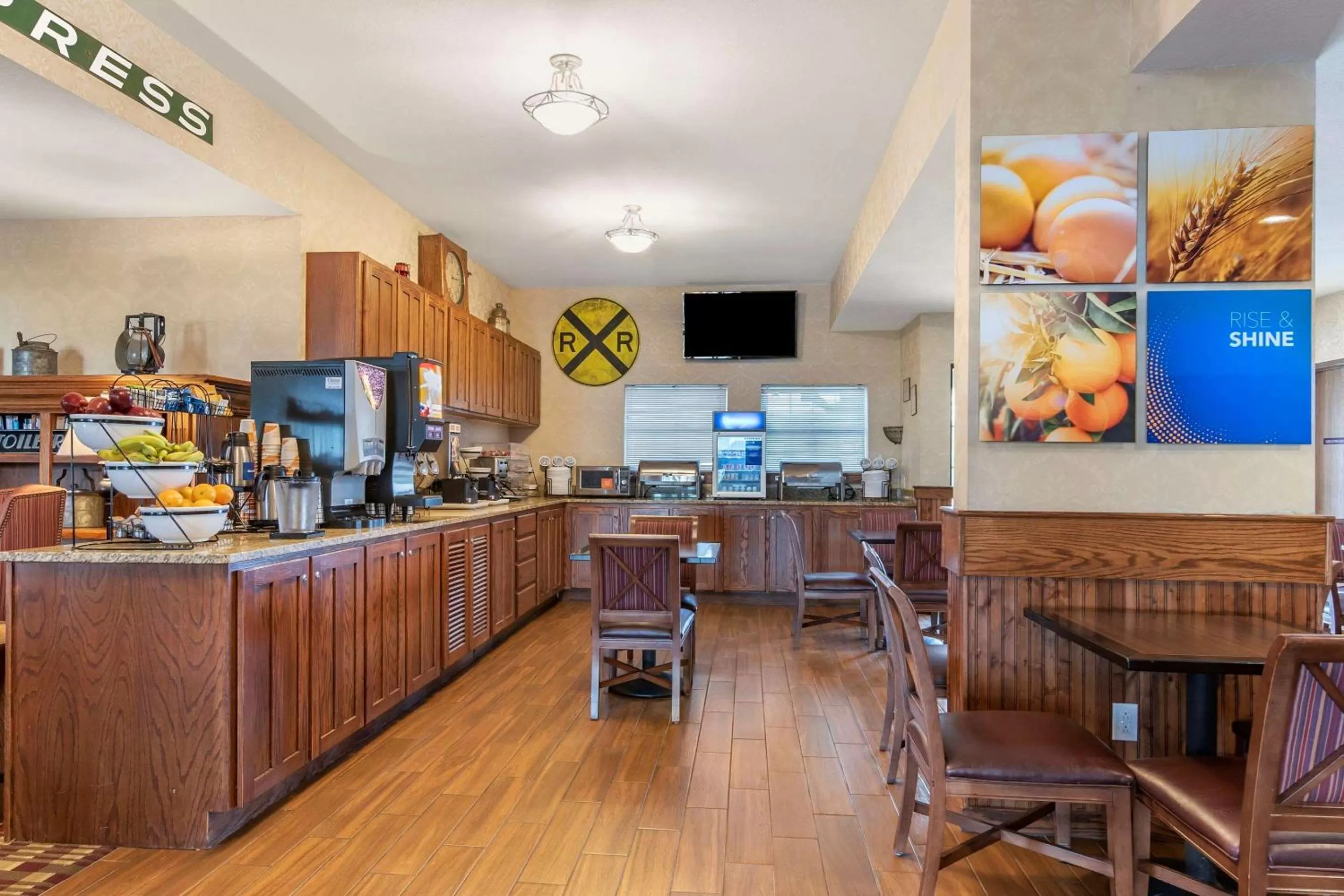 Restaurant/places to eat in Comfort Inn Warrensburg Station