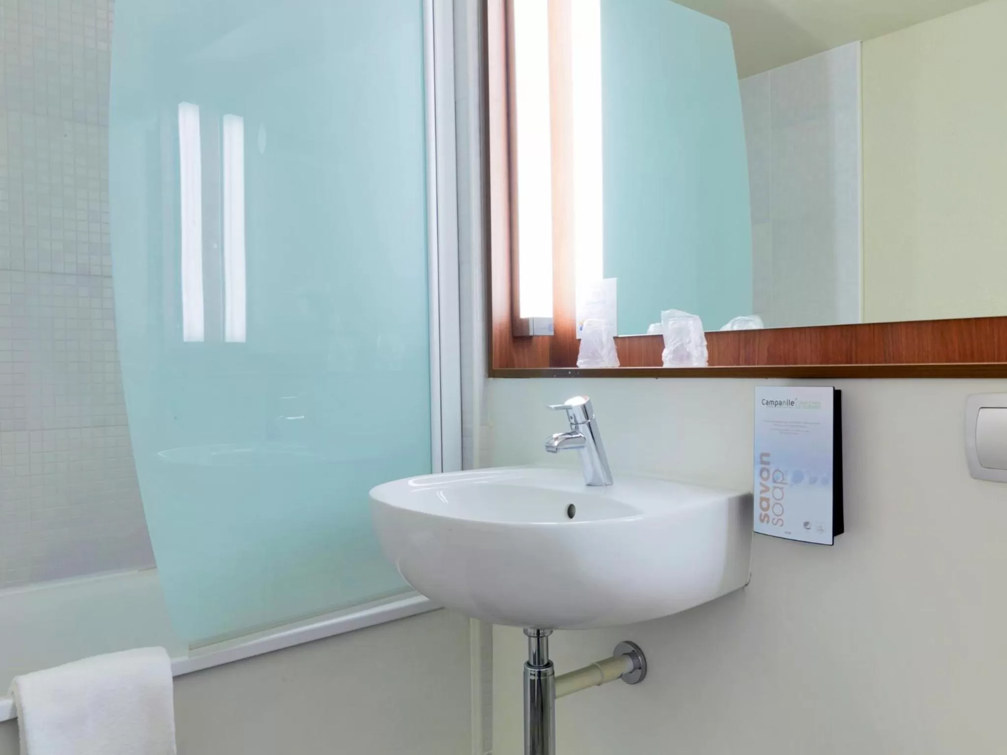 Bathroom in Campanile Pont-à-Mousson