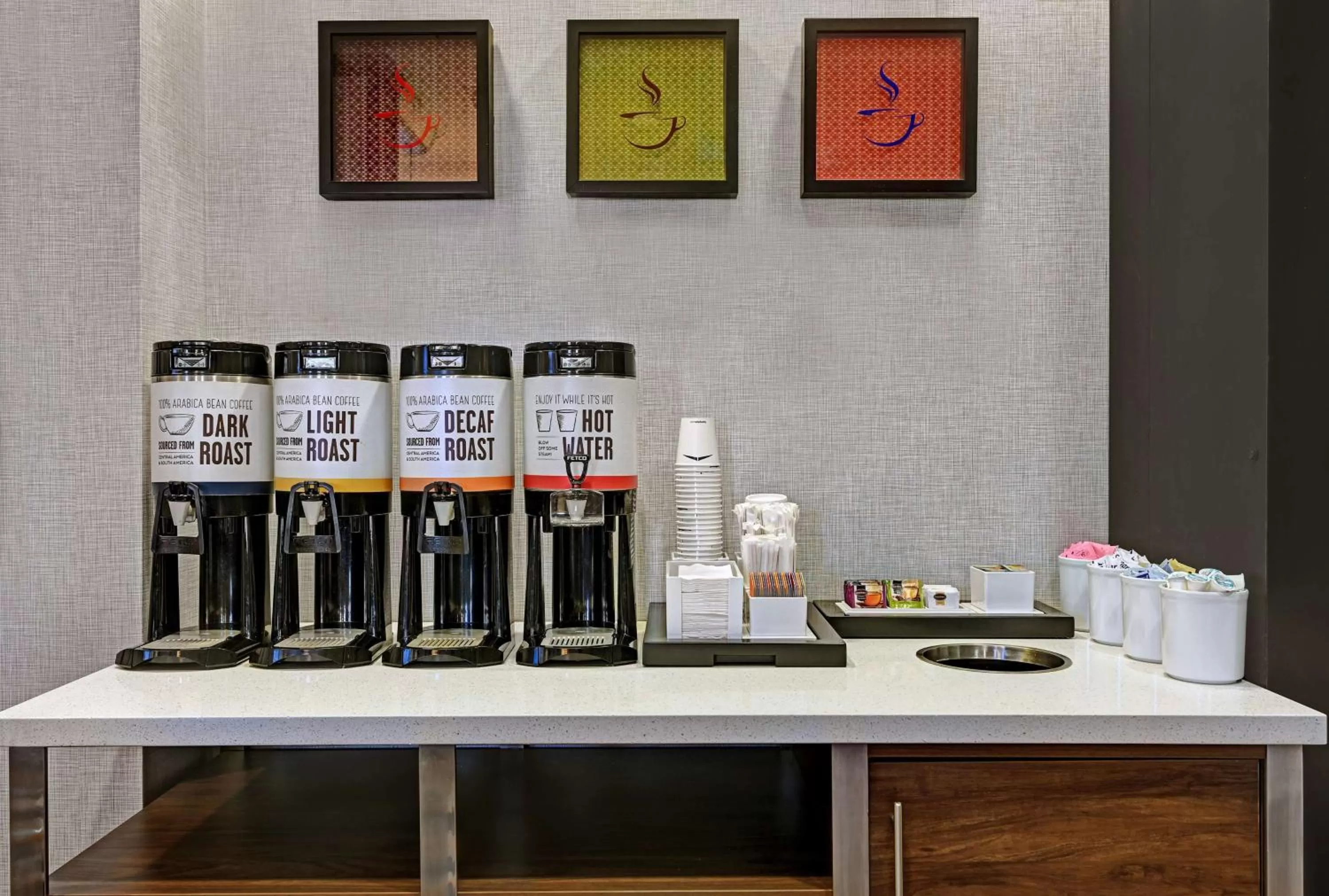 Dining area in Hampton Inn Farmington