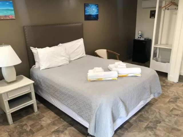 Bed in Herring Run Motel and Tiny Cabins