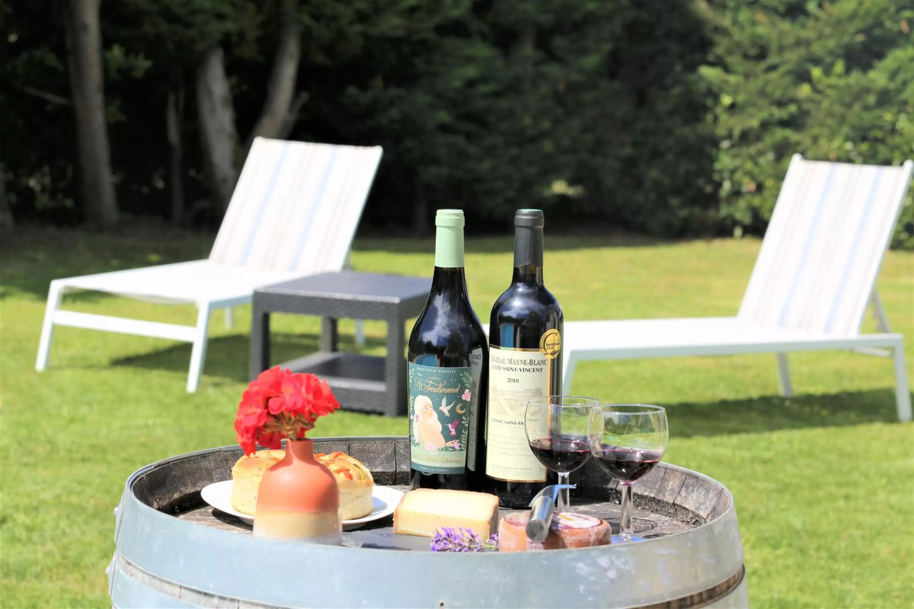 Food and drinks in Au Do'Mayne des Bouilles - Spa & Piscine