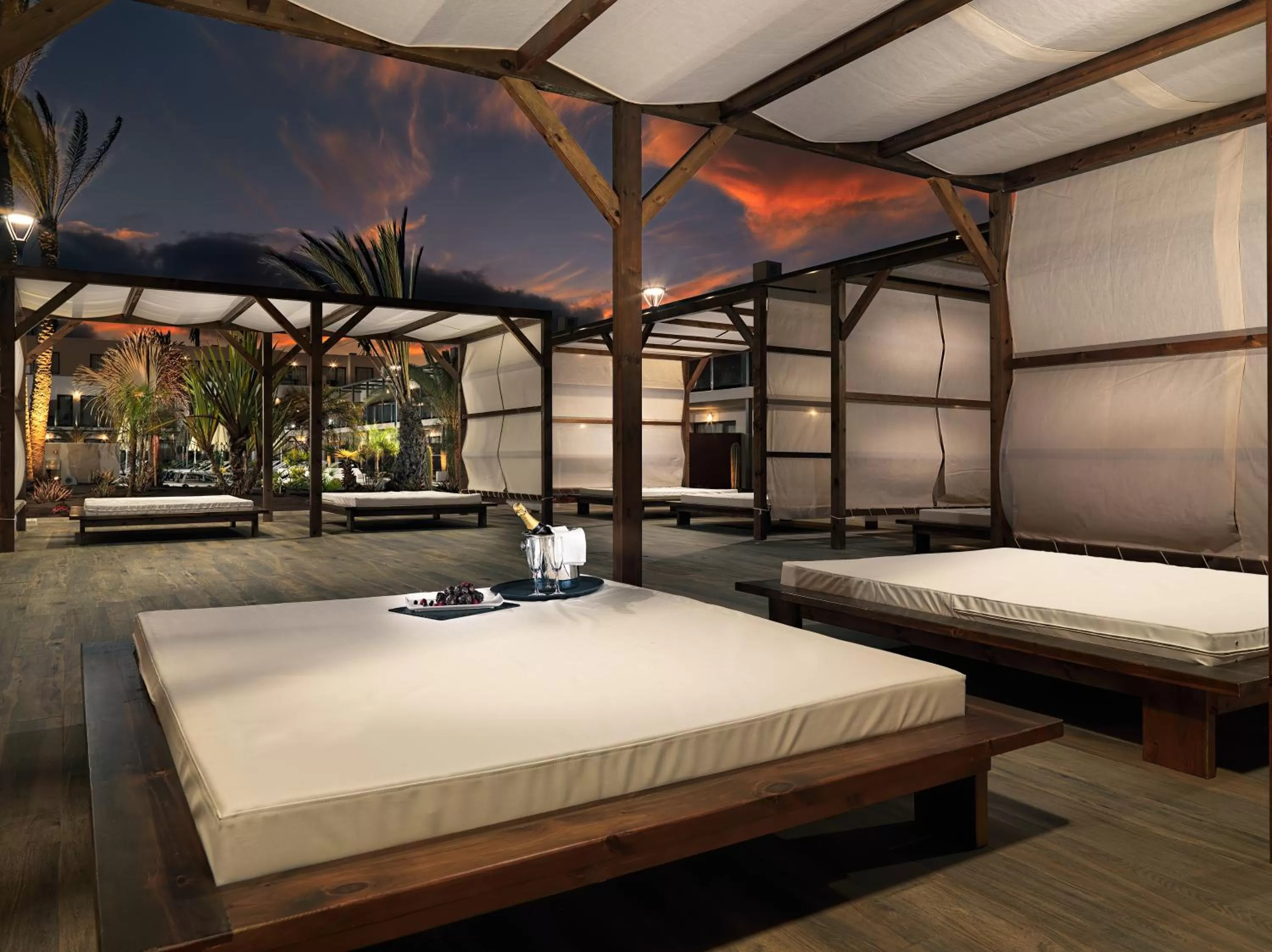 Swimming pool, Bed in H10 Ocean Dreams Hotel Boutique - Adults Only