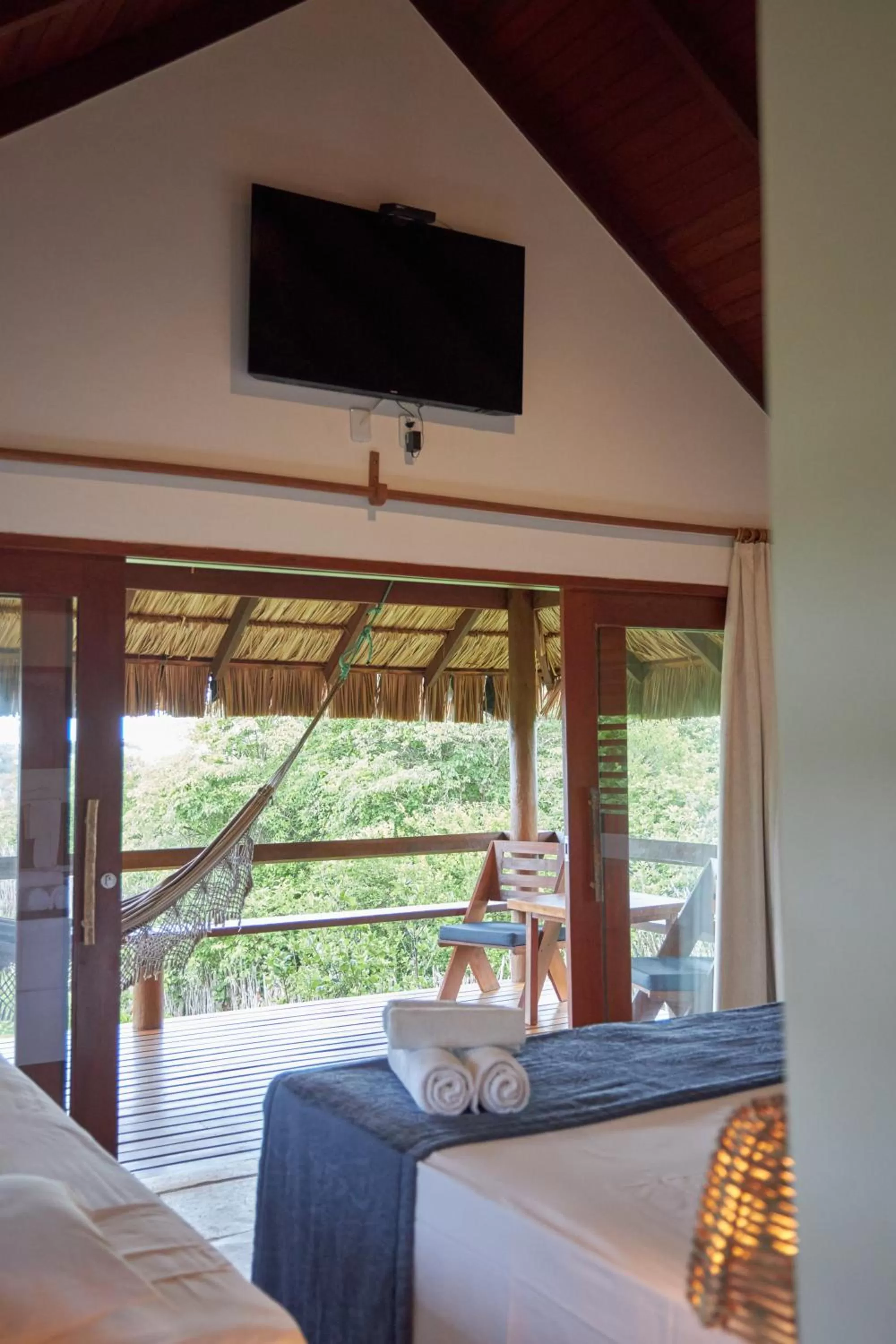 Bed, TV/Entertainment Center in Kauli Seadi Beach Hotel