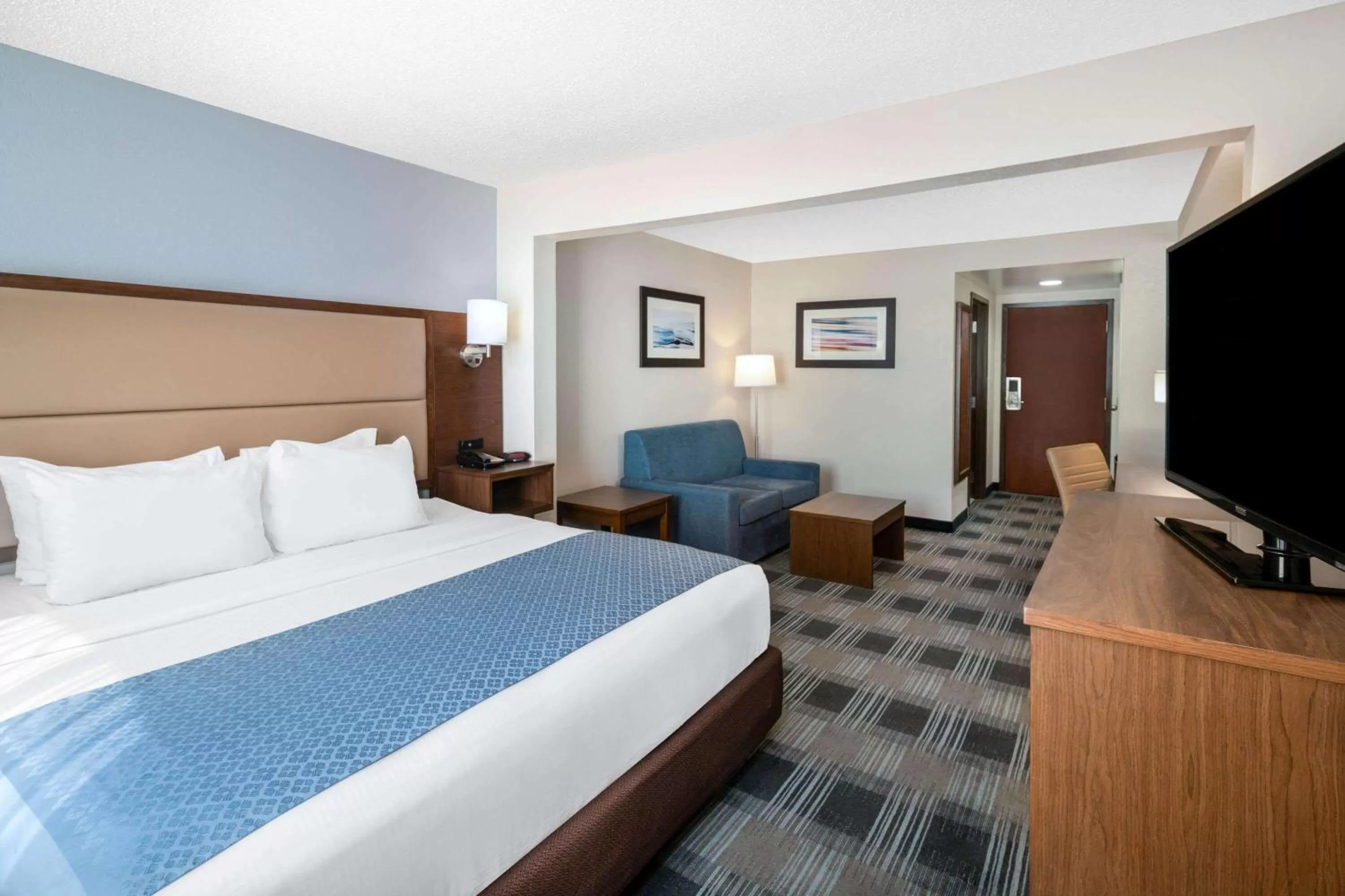 Photo of the whole room, Bed in Holiday Inn Express & Suites - Mobile - I-65 by IHG