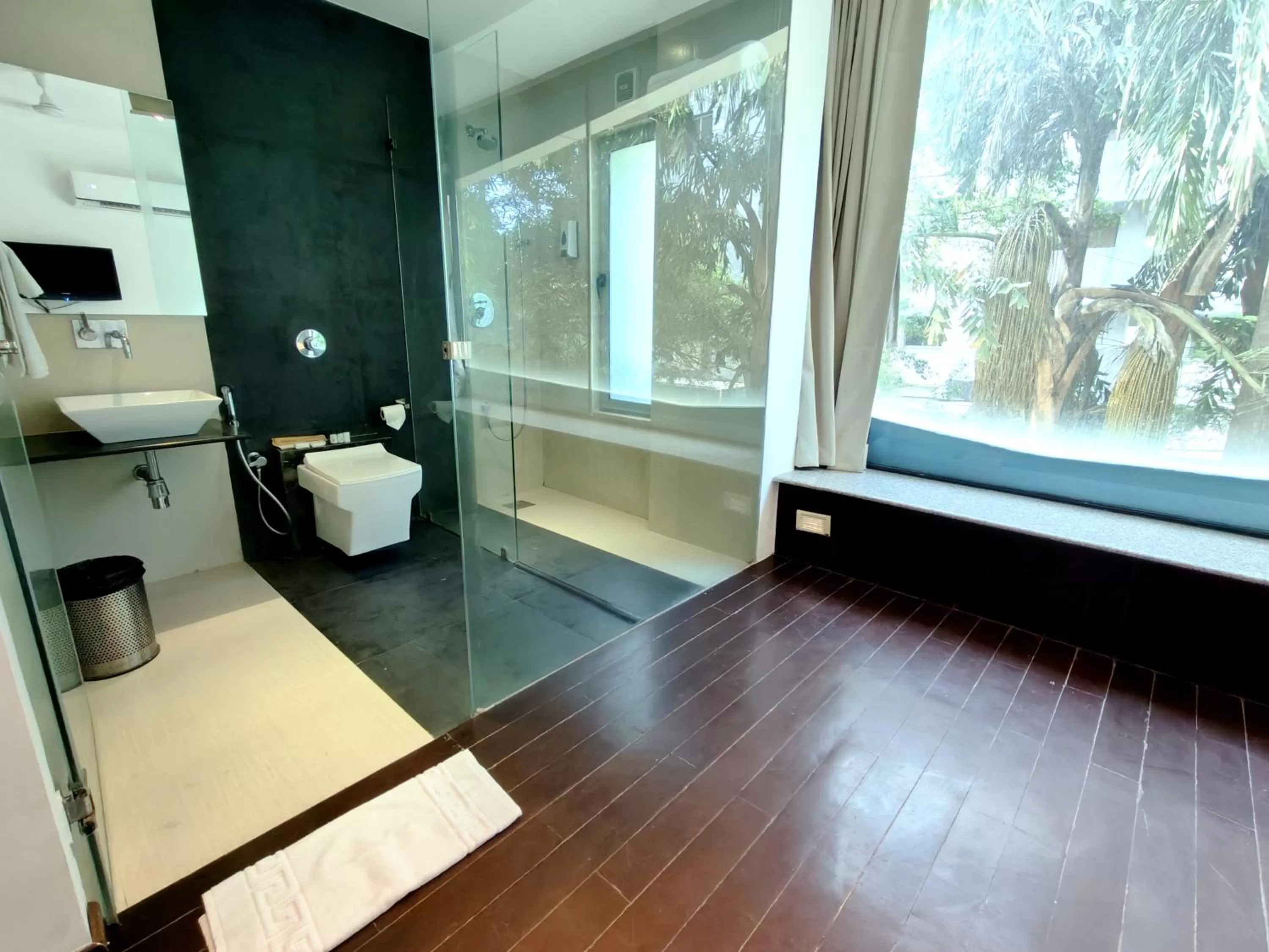 Toilet in The Sky Imperial Hotel Yahvi