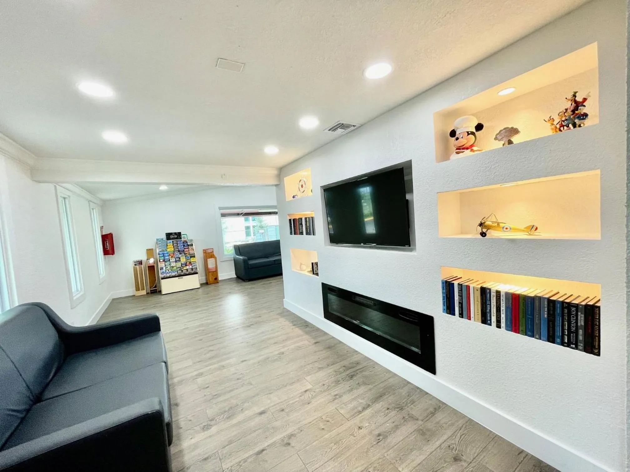 Communal lounge/ TV room in Super 8 by Wyndham Kissimmee-Orlando