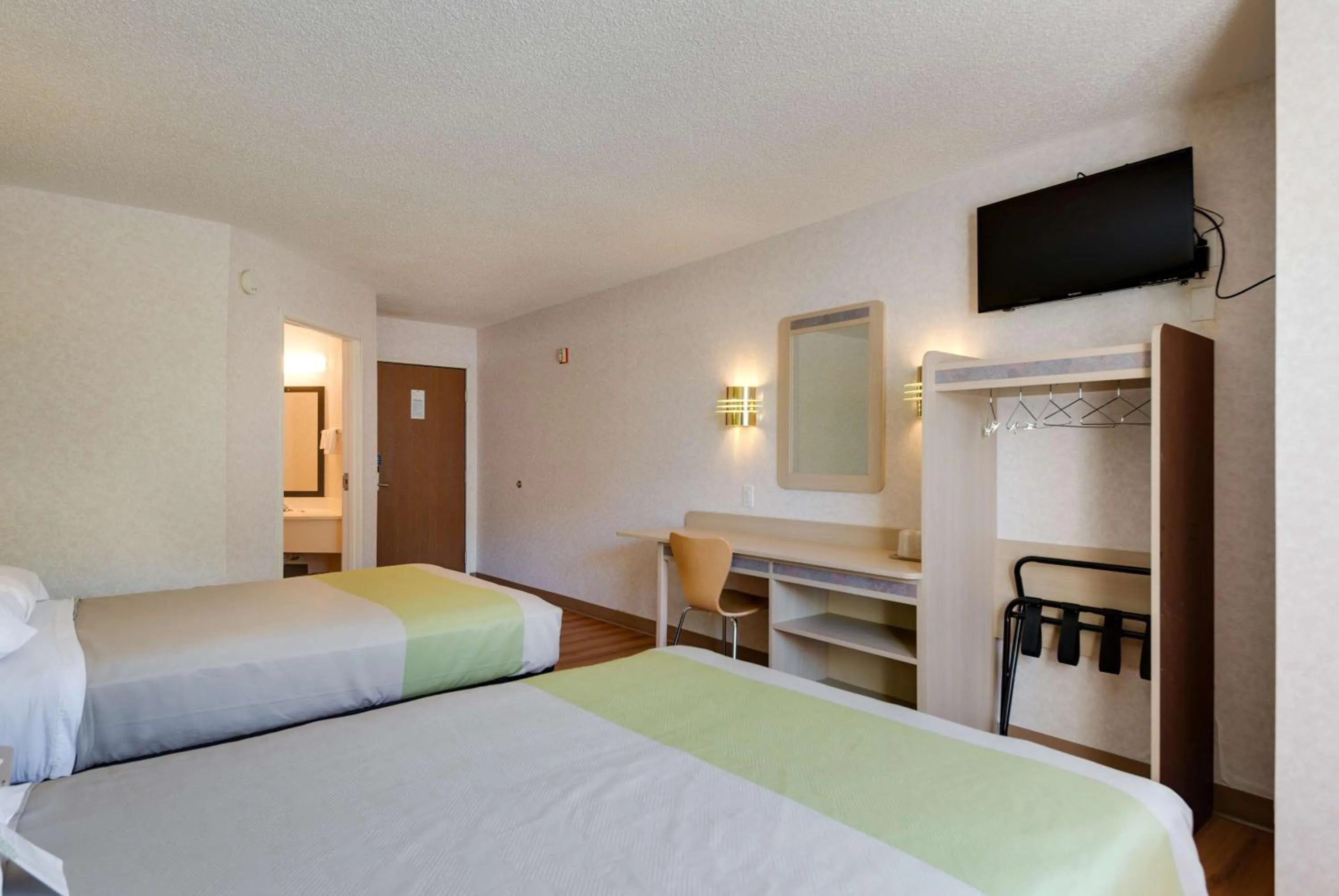 Photo of the whole room, Bed in Motel 6-Statesville, NC