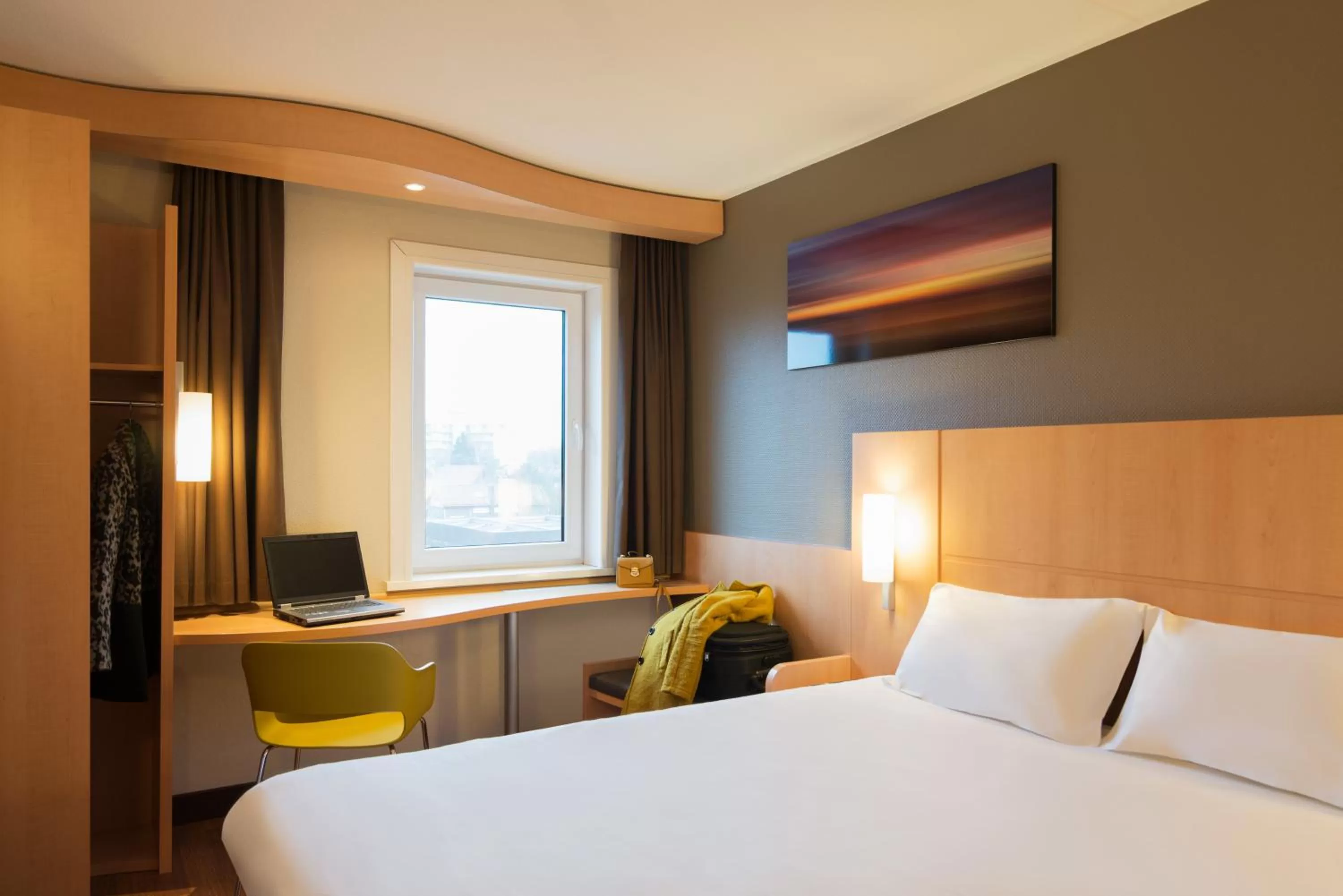 Photo of the whole room, Bed in ibis Rotterdam Vlaardingen