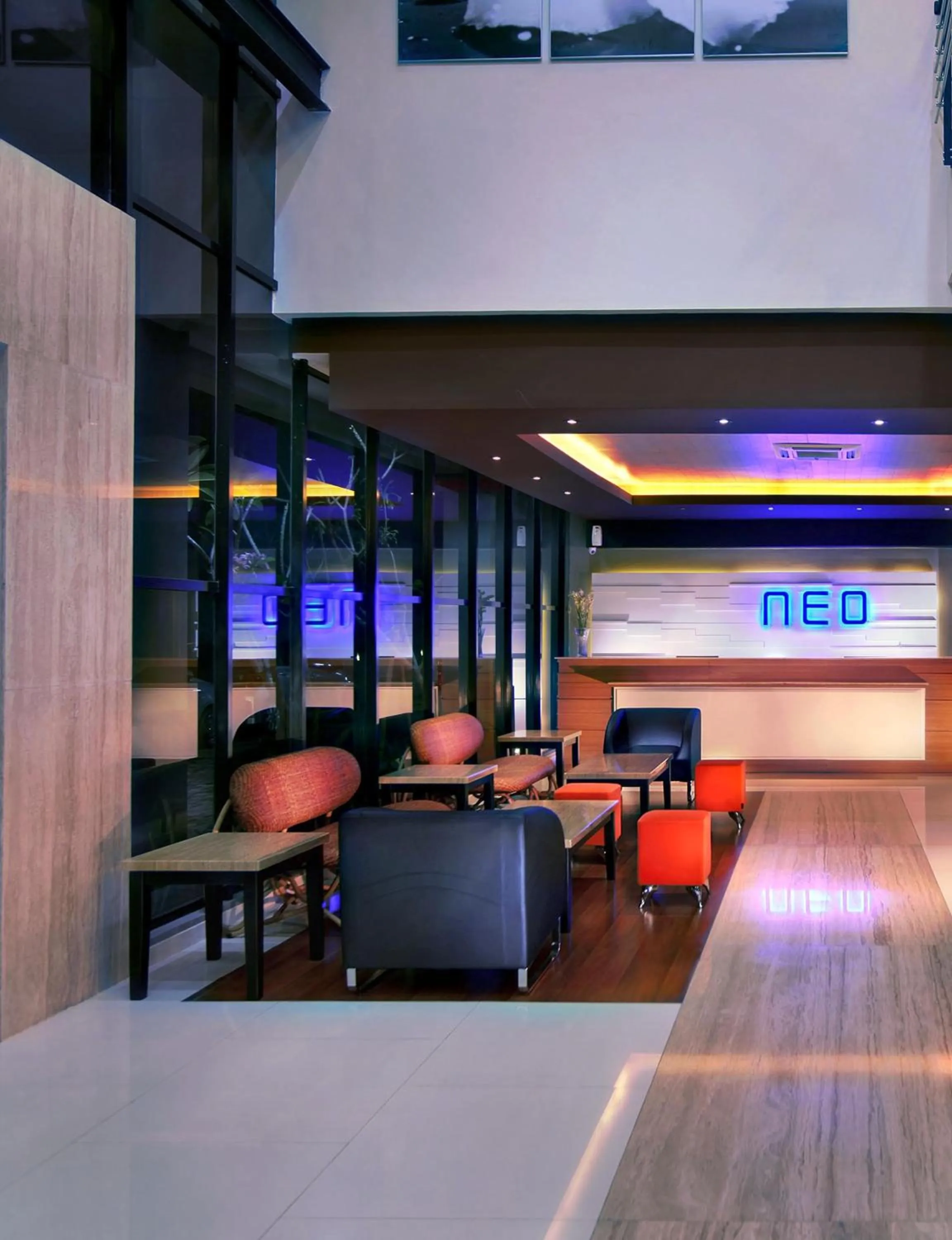 Lobby or reception in Hotel Neo Candi Simpang Lima - Semarang by ASTON