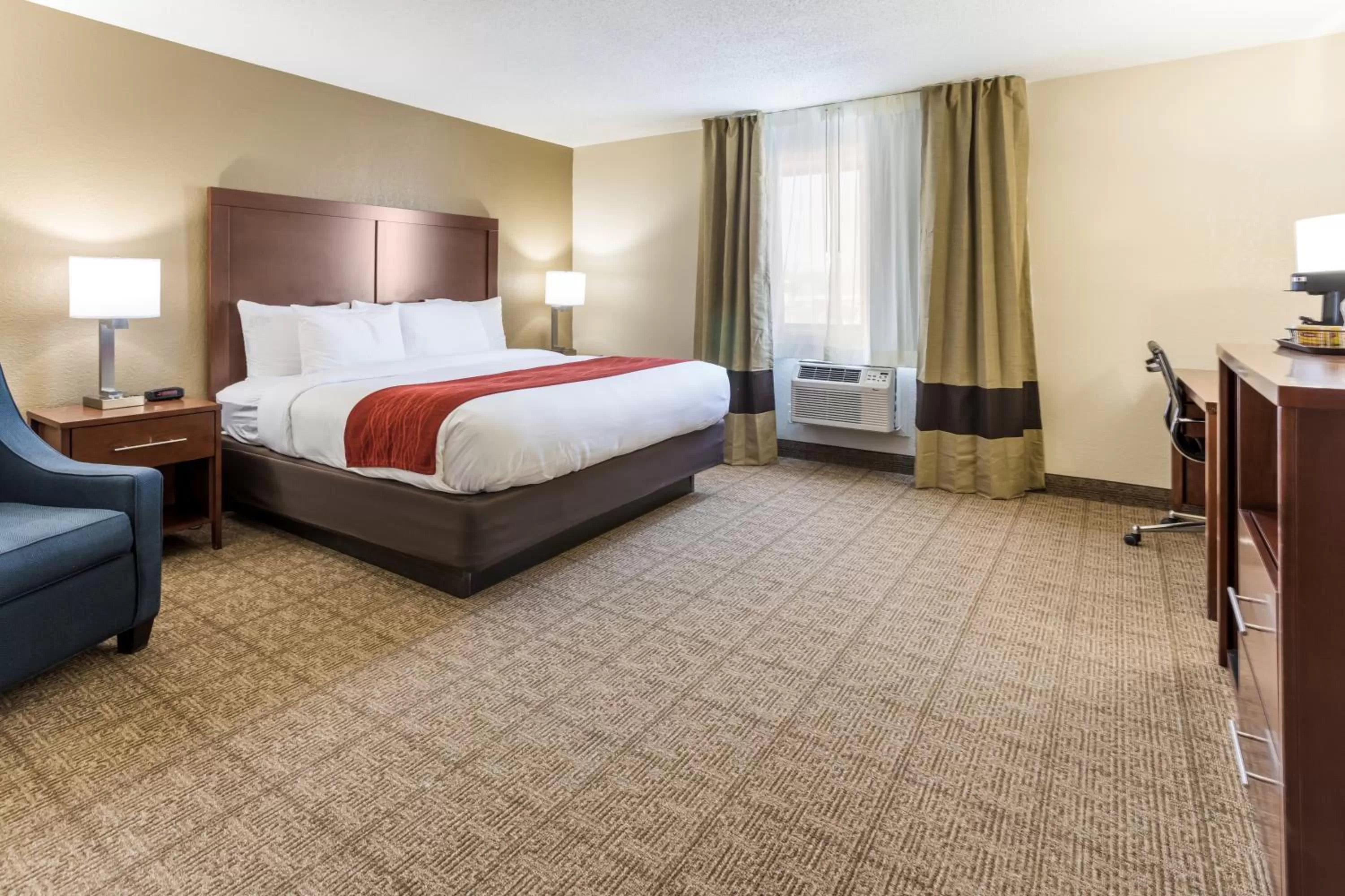 Bedroom, Bed in Comfort Inn Waukesha - Milwaukee West