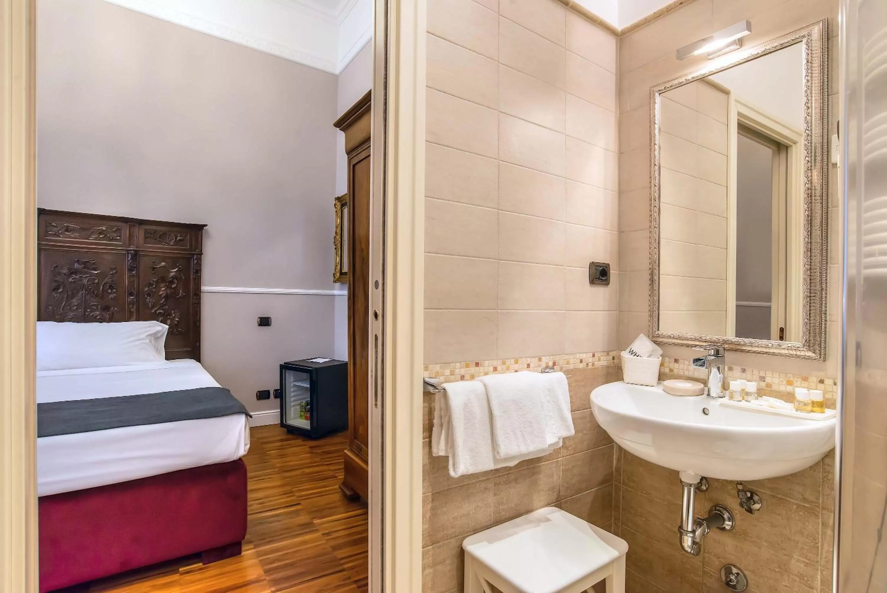Shower, Bed in I TRE MOSCHETTIERI - D'ARTAGNAN Luxury Guest House