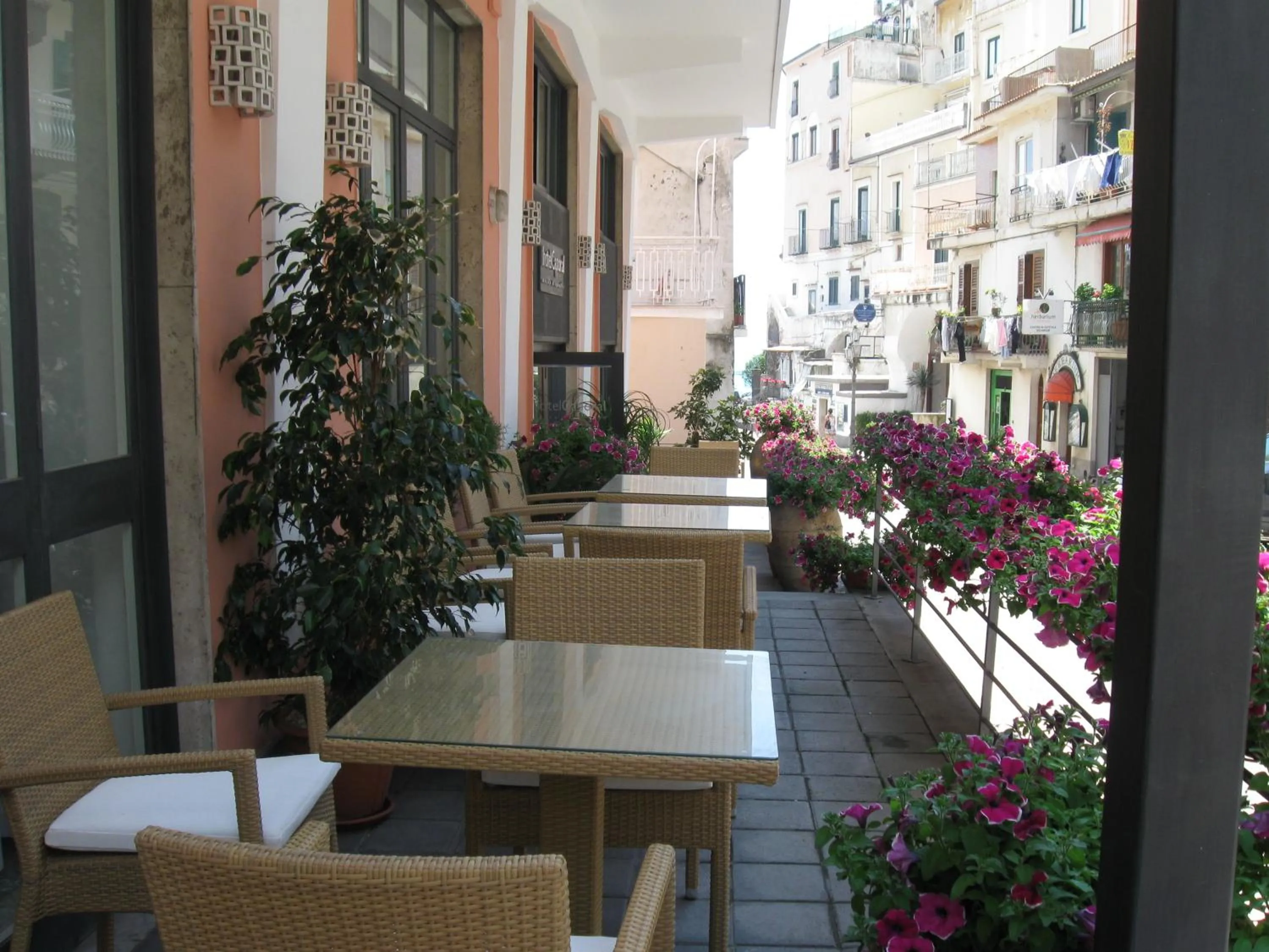 Restaurant/places to eat in Hotel Caporal